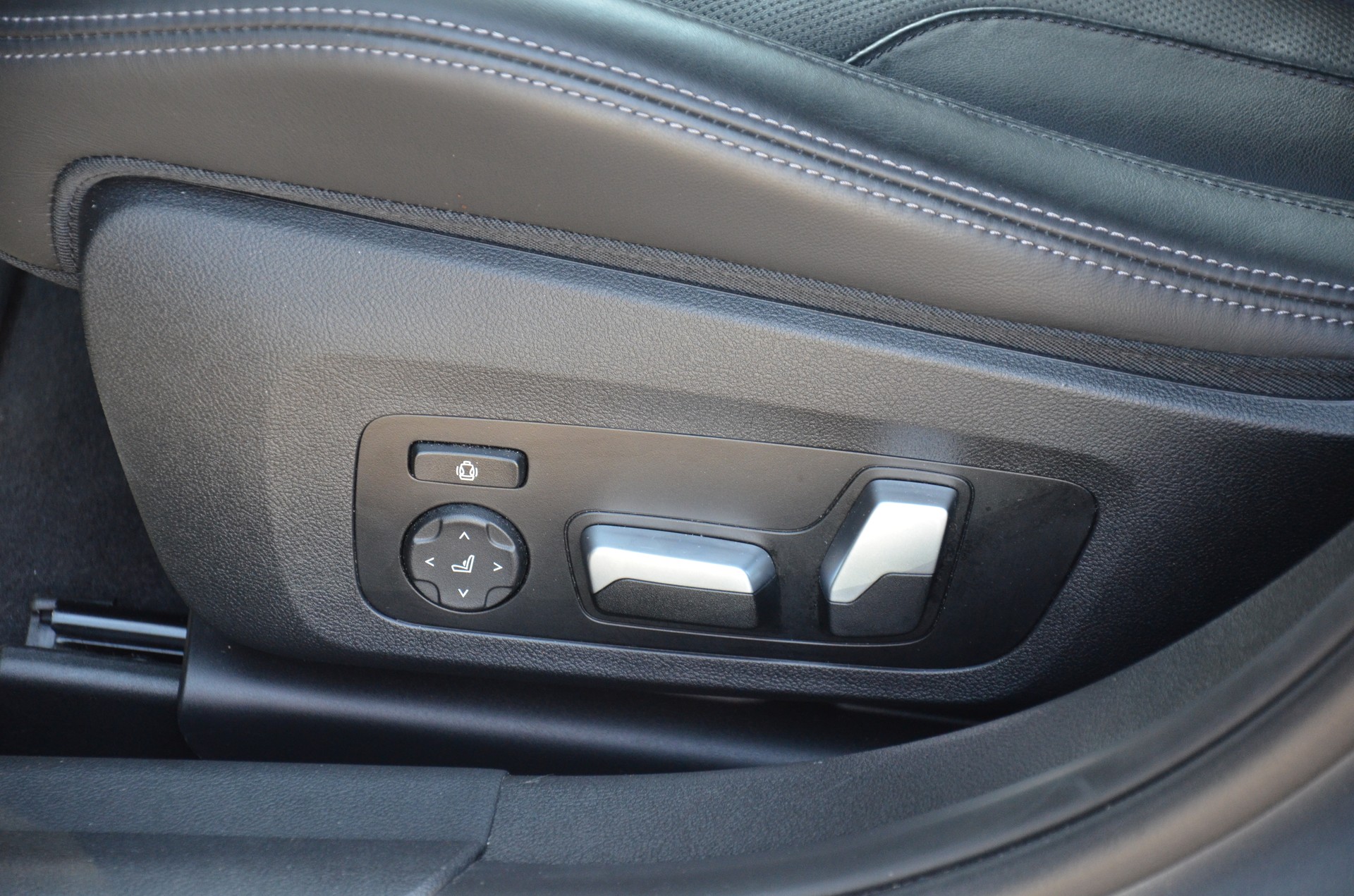 BMW M3 Competition M xDrive-image-14