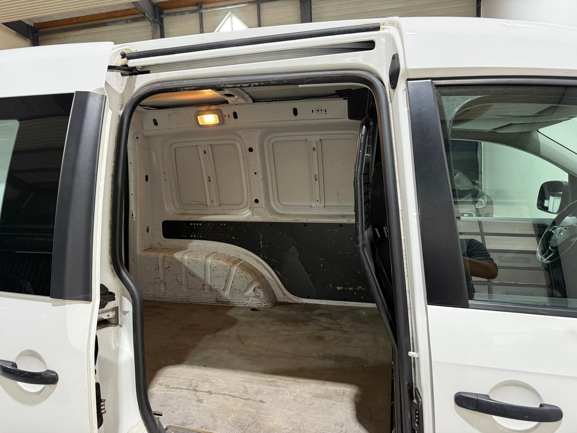 VW Caddy 1.2 TSI Entry BlueMotion Technology-image-11