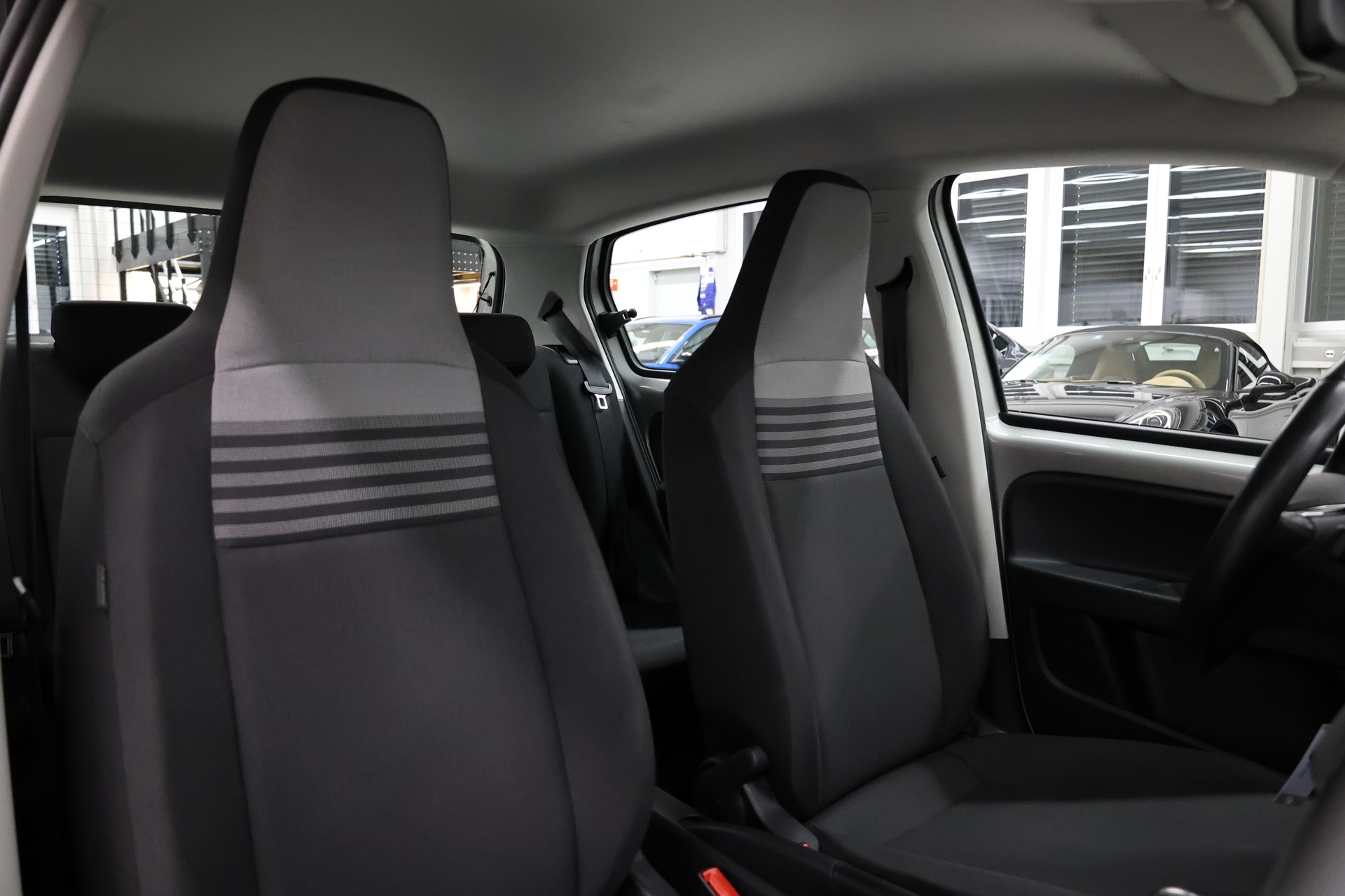 VW Up e-image-17