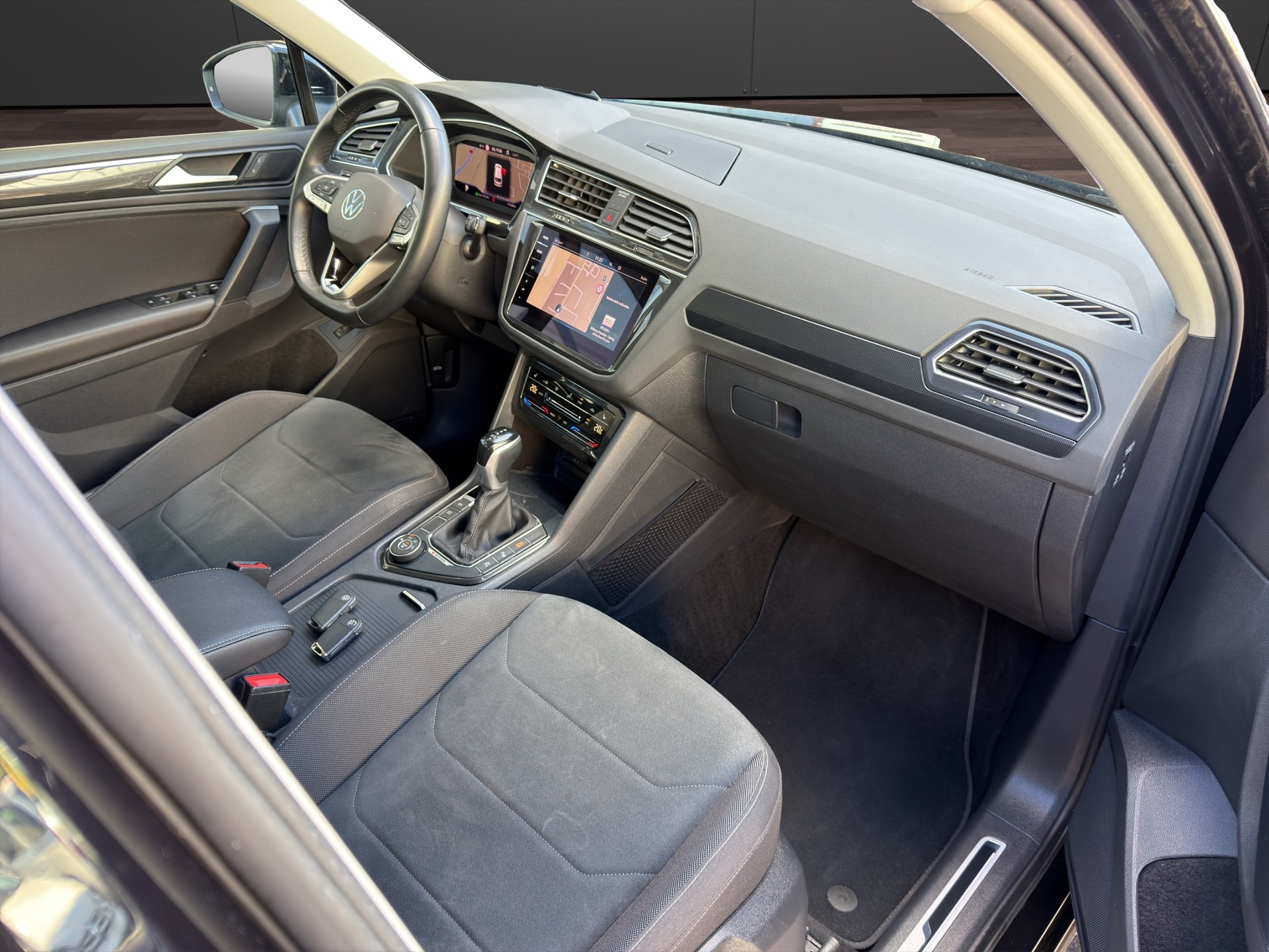 VW Tiguan 2.0 TDI SCR Elegance 4Motion DSG-image-14