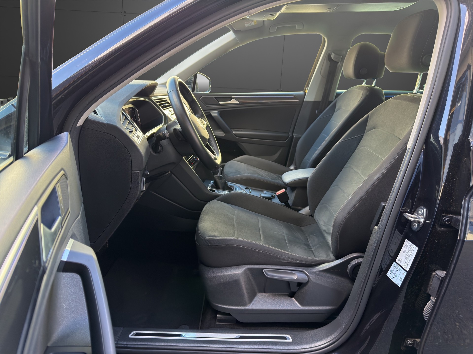 VW Tiguan 2.0 TDI SCR Elegance 4Motion DSG-image-11
