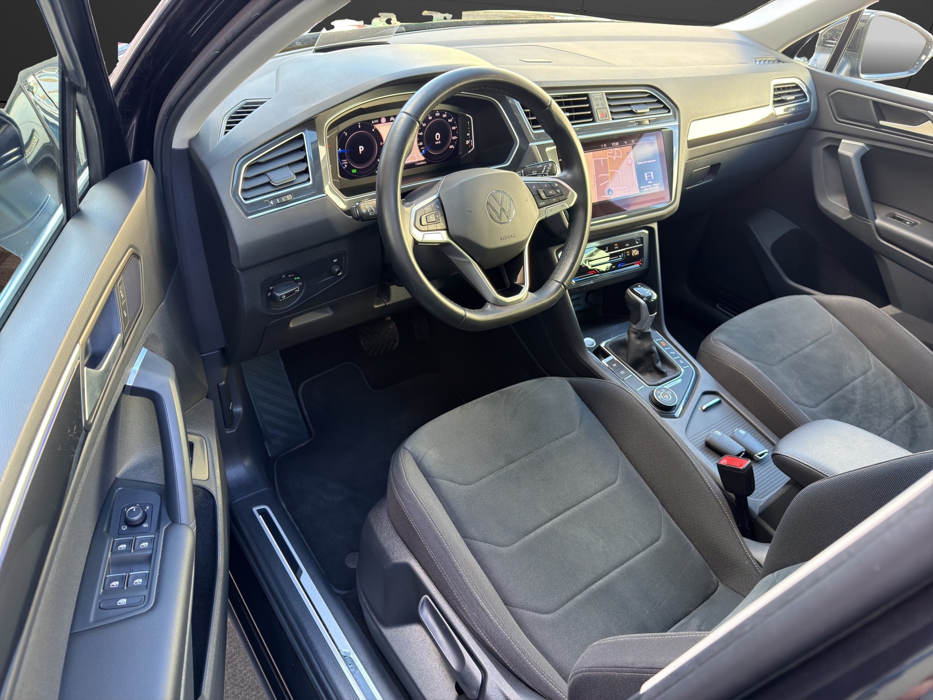 VW Tiguan 2.0 TDI SCR Elegance 4Motion DSG-image-10