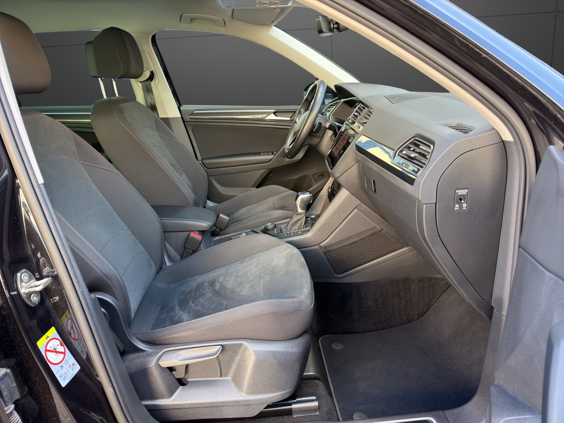 VW Tiguan 2.0 TDI SCR Elegance 4Motion DSG-image-15