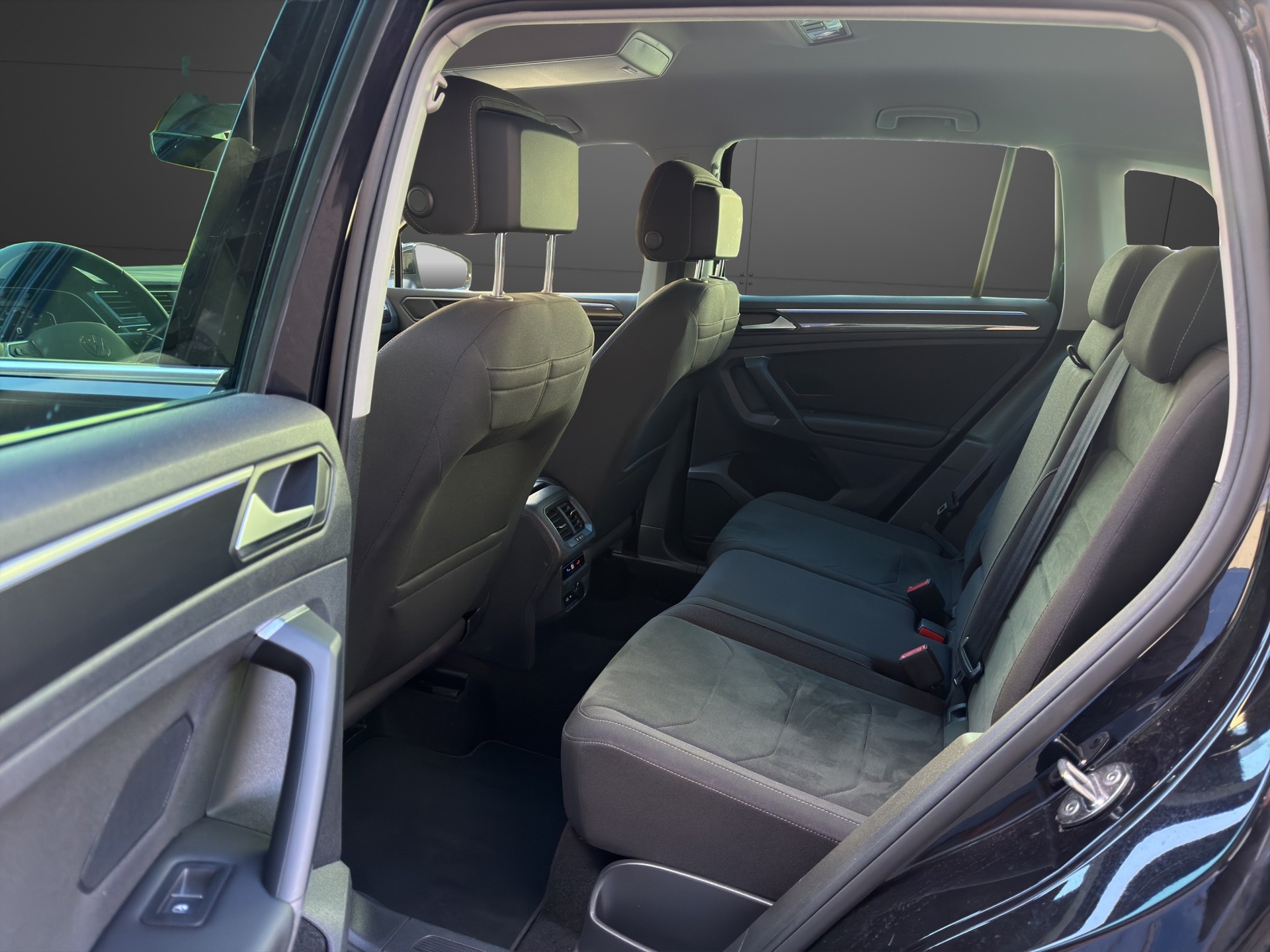 VW Tiguan 2.0 TDI SCR Elegance 4Motion DSG-image-12