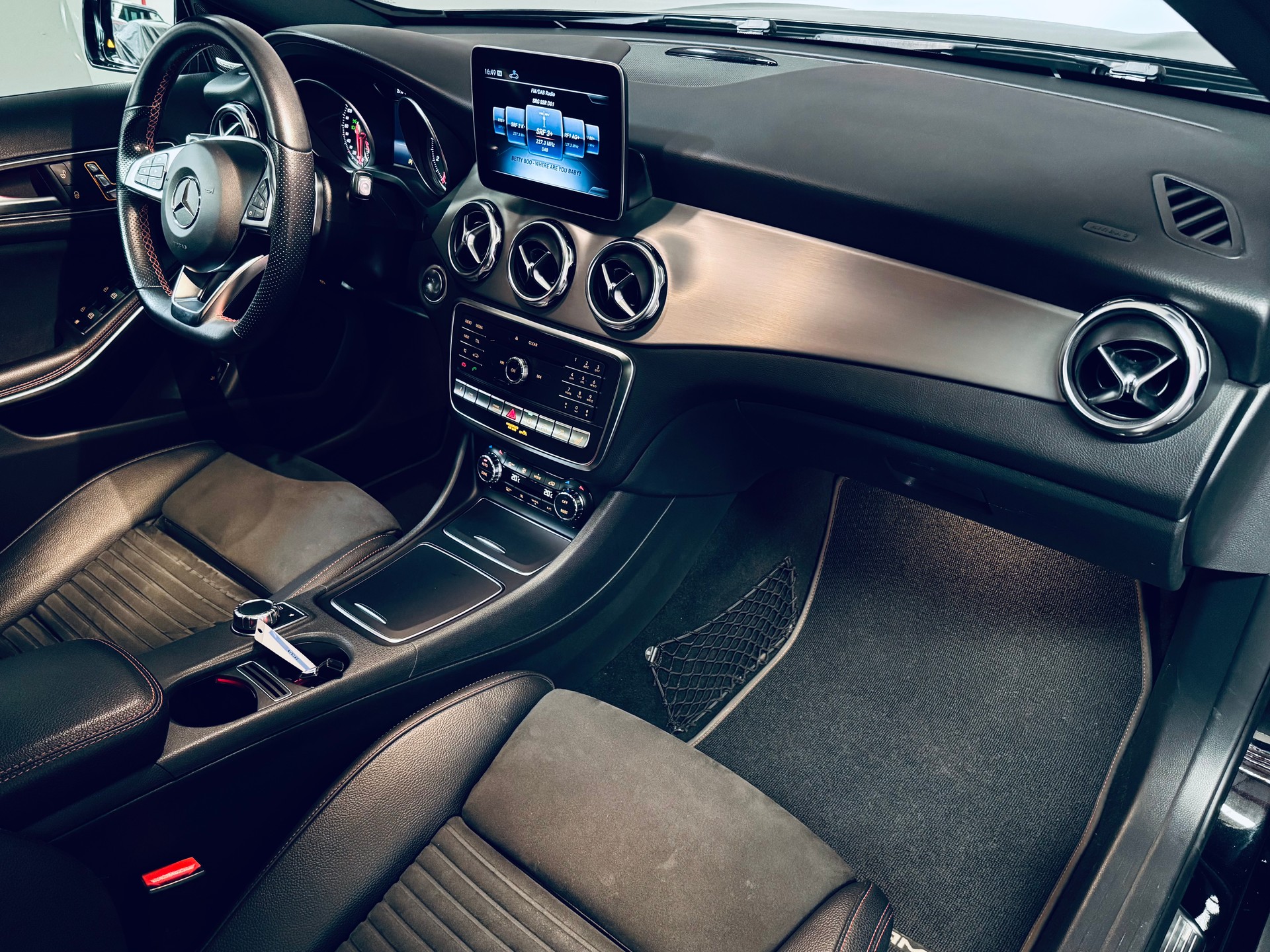 MERCEDES-BENZ GLA 250 AMG Line 4Matic 7G-DCT-image-16