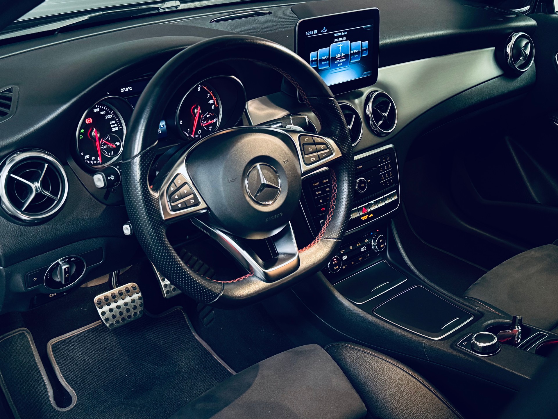 MERCEDES-BENZ GLA 250 AMG Line 4Matic 7G-DCT-image-14
