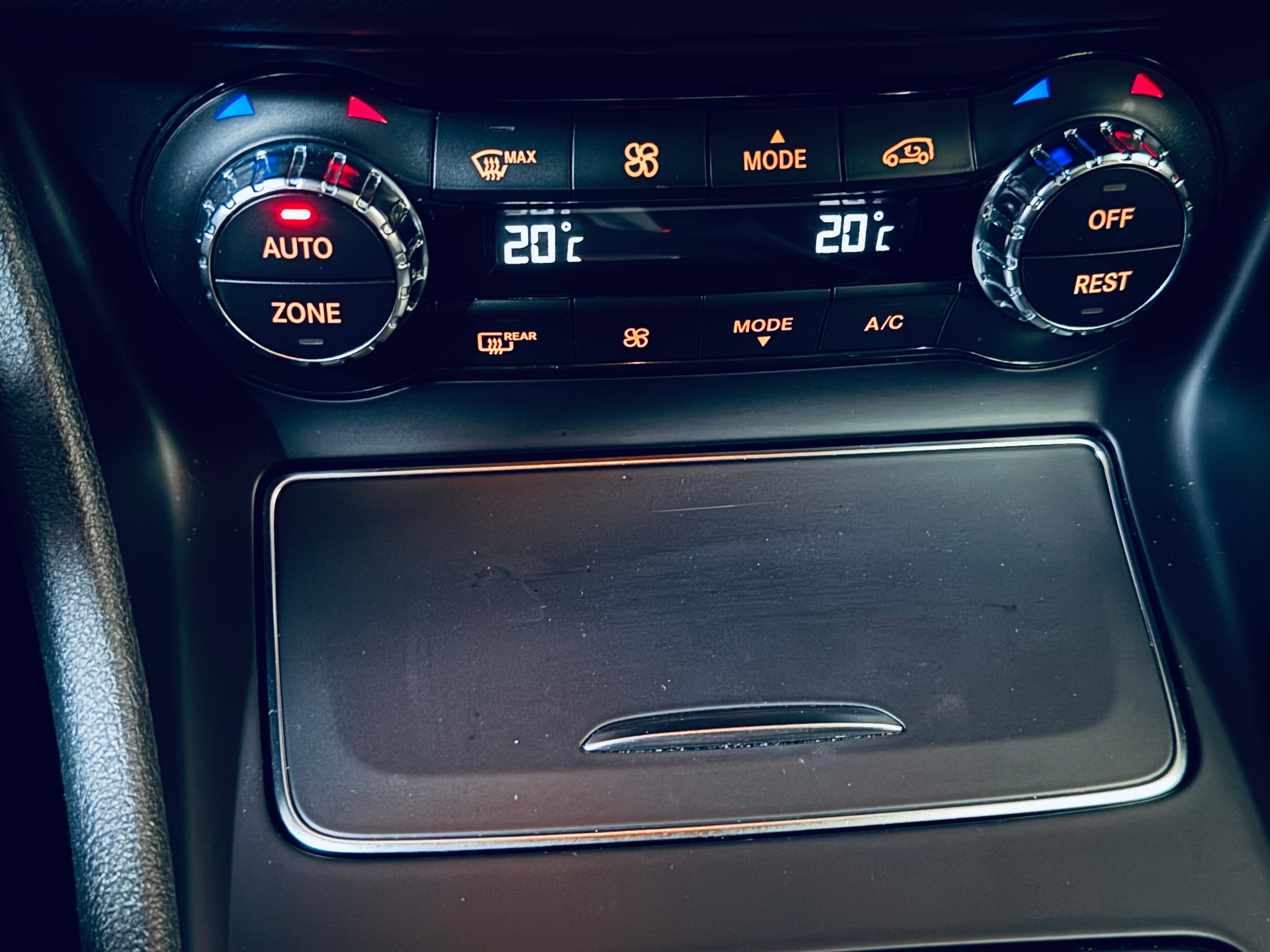 MERCEDES-BENZ GLA 250 AMG Line 4Matic 7G-DCT-image-24