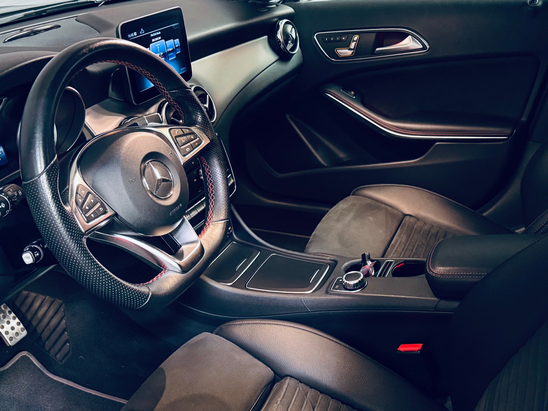 MERCEDES-BENZ GLA 250 AMG Line 4Matic 7G-DCT-image-13