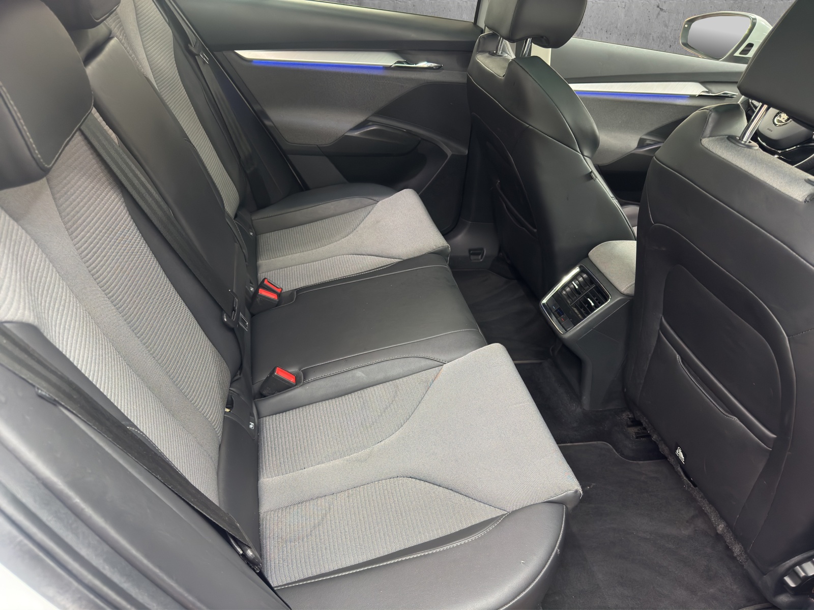 SKODA Enyaq iV 80-image-12