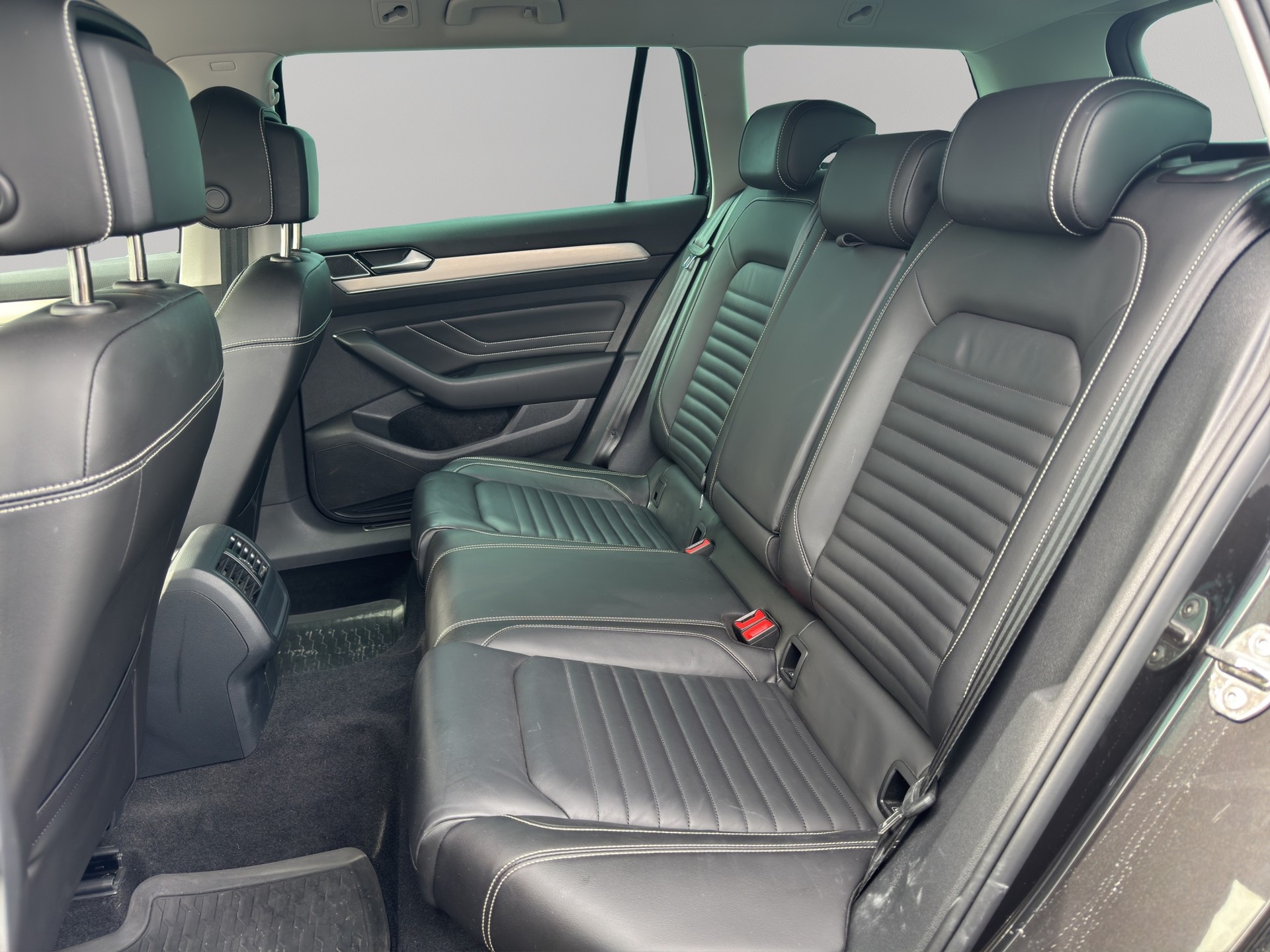 VW Passat 2.0 TDI BMT Elegance 4Motion DSG-image-8
