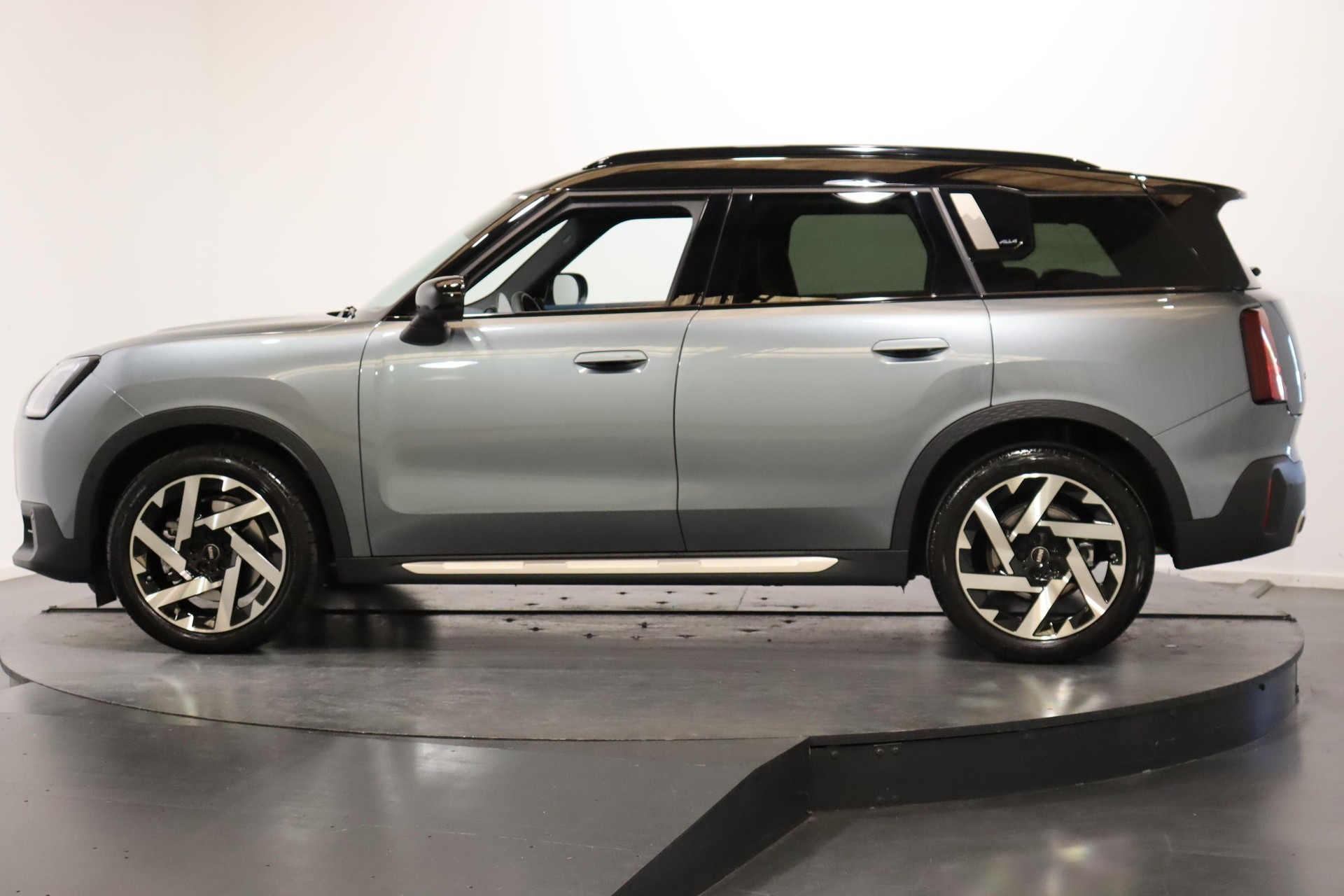 MINI Countryman U25 2.0i S ALL4-image-2