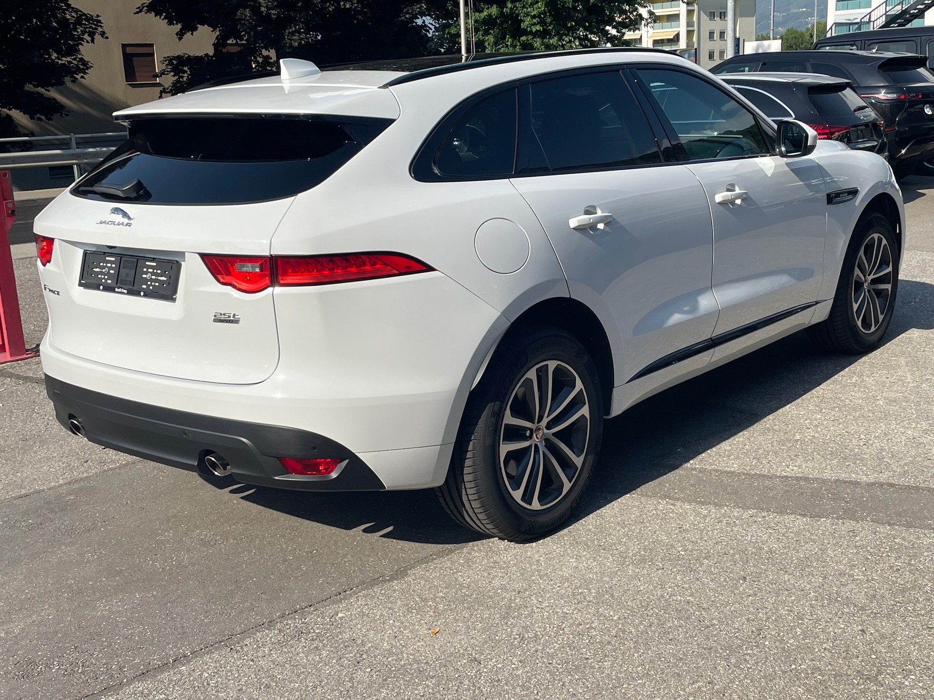 JAGUAR F-Pace 25t 2.0 R-Sport AWD Automatik-image-10