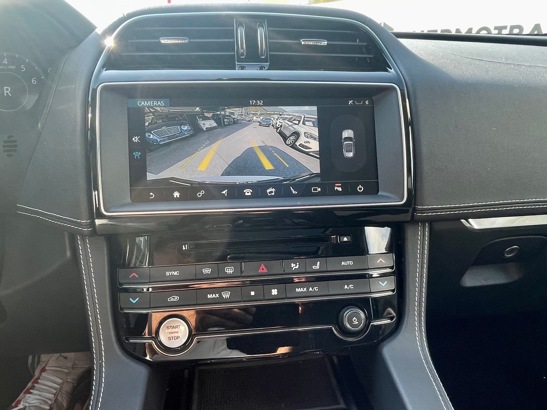 JAGUAR F-Pace 25t 2.0 R-Sport AWD Automatik-image-3
