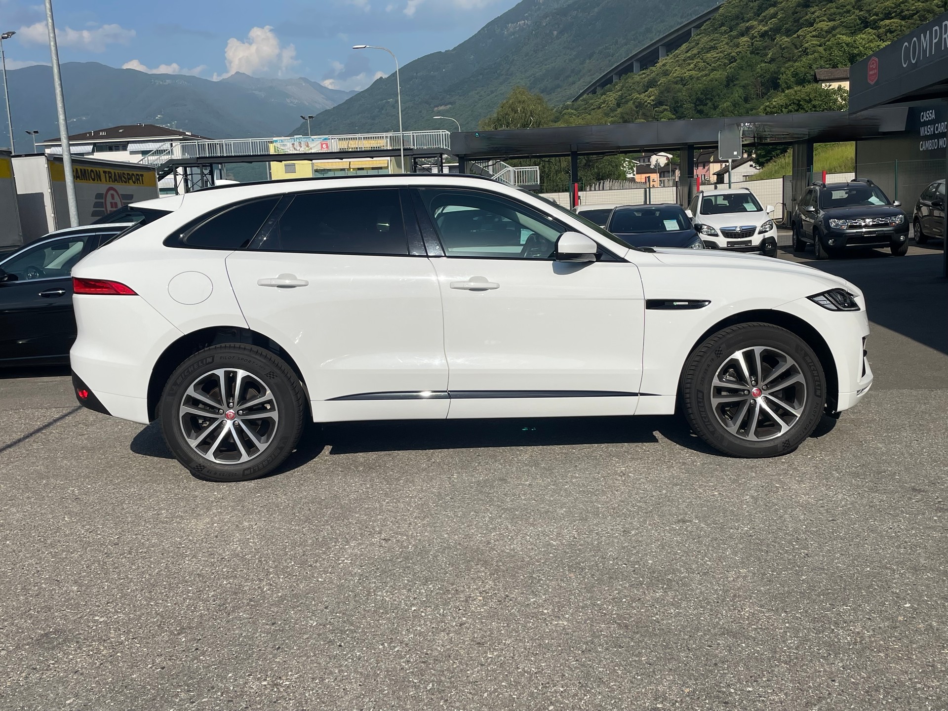 JAGUAR F-Pace 25t 2.0 R-Sport AWD Automatik-image-13