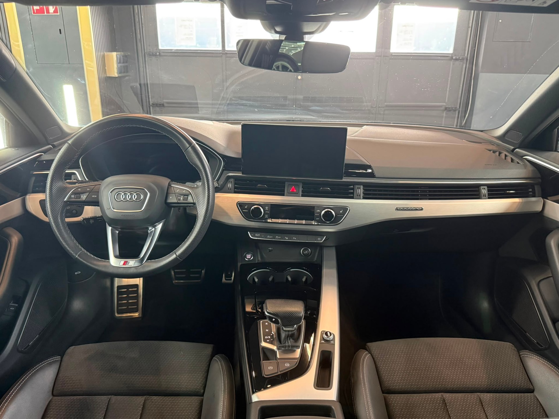 AUDI A4 Avant 40 TDI S line Attraction quattro S-tronic-image-12