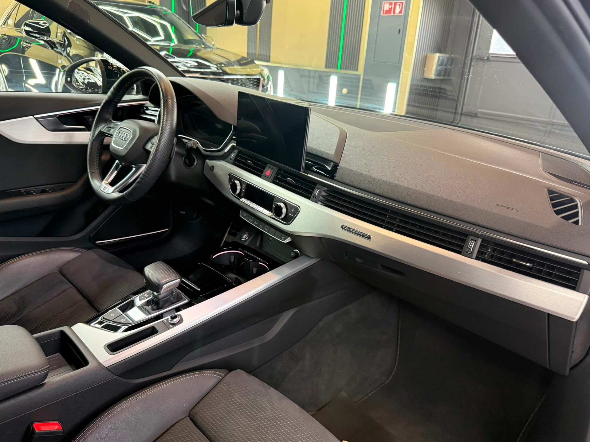 AUDI A4 Avant 40 TDI S line Attraction quattro S-tronic-image-10