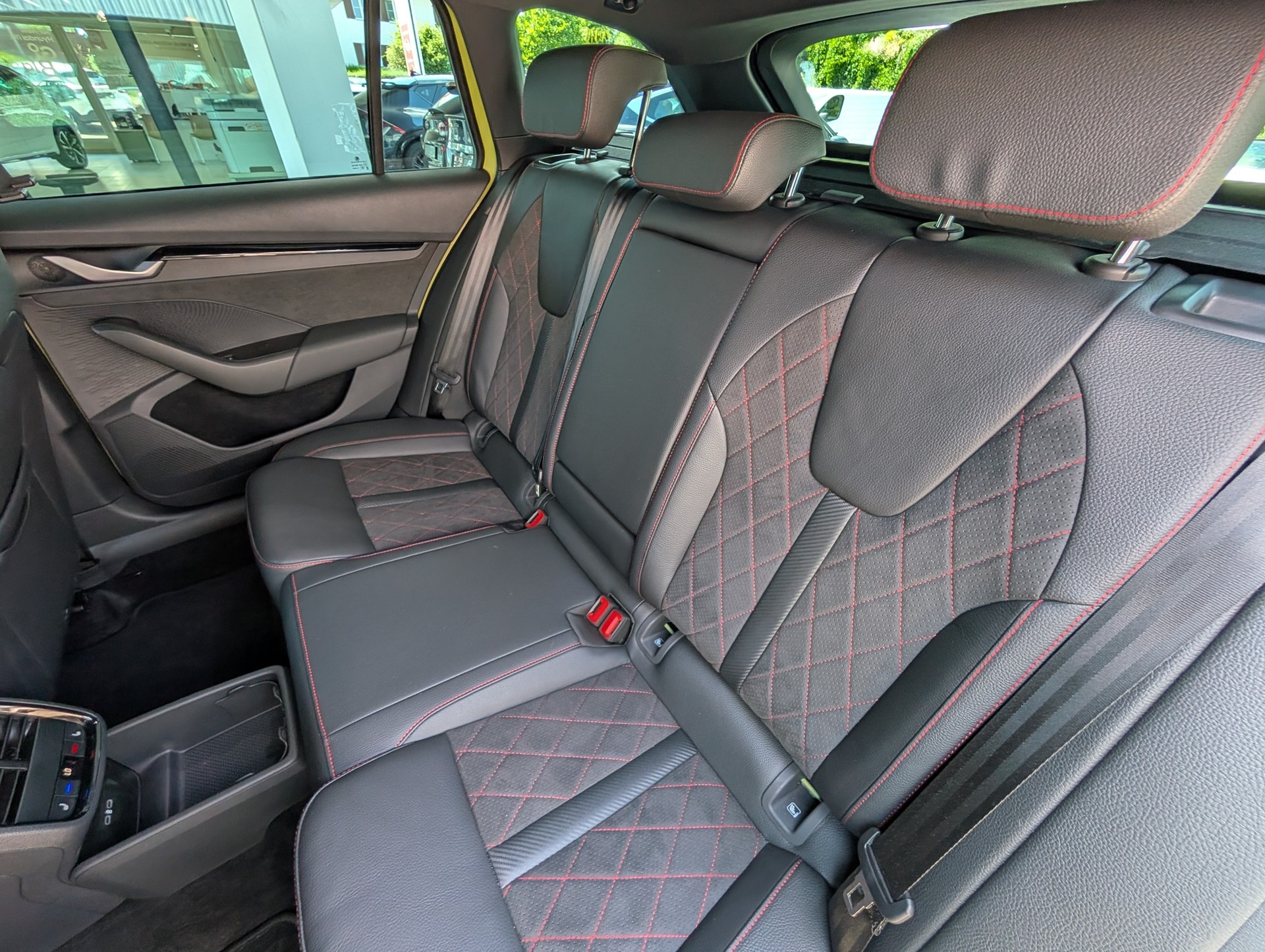 SKODA Octavia Combi 2.0 TSI DSG RS-image-10