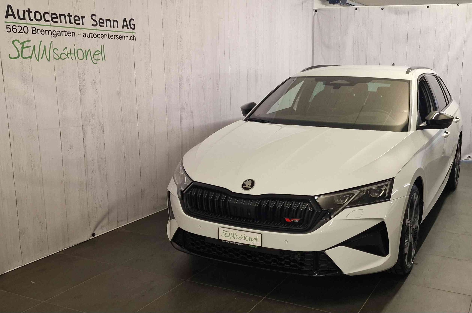 SKODA Octavia Combi 2.0 TSI DSG RS 30 Years Edition-image-1