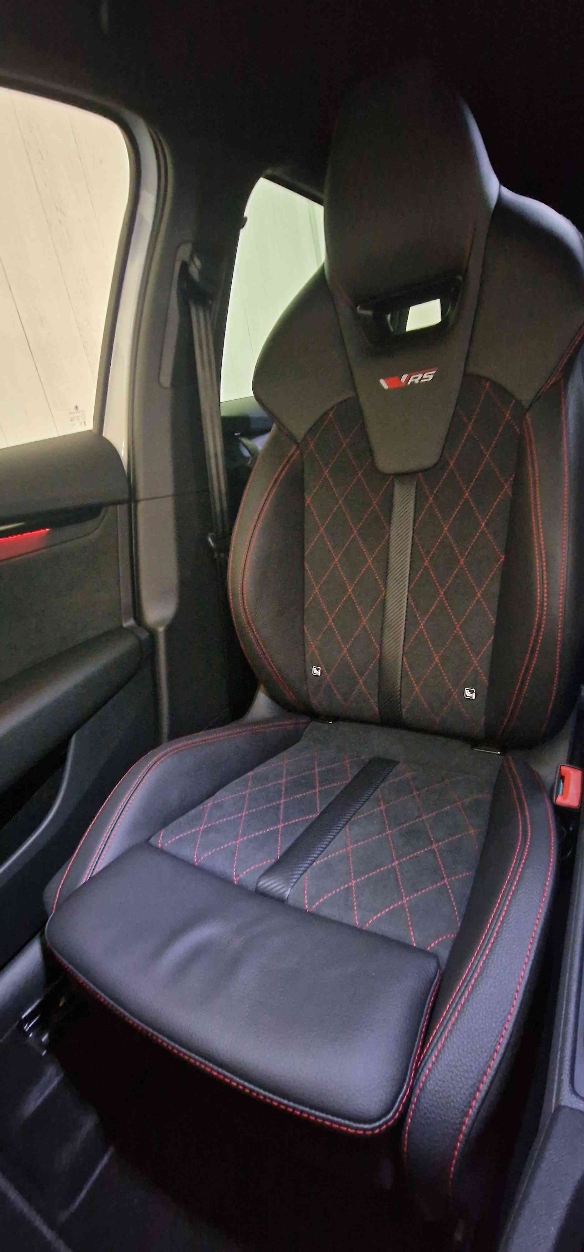 SKODA Octavia Combi 2.0 TSI DSG RS 30 Years Edition-image-12