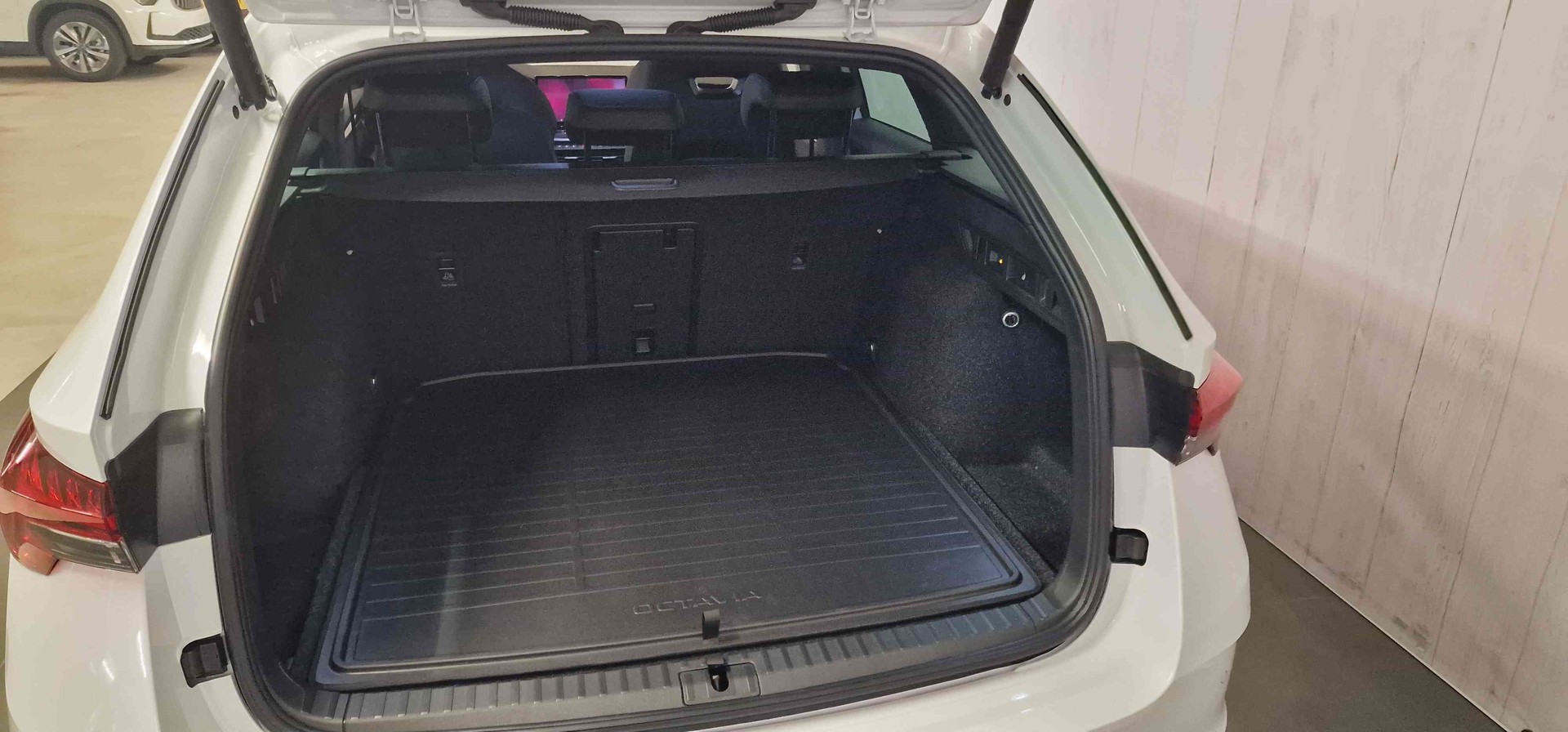 SKODA Octavia Combi 2.0 TSI DSG RS 30 Years Edition-image-17