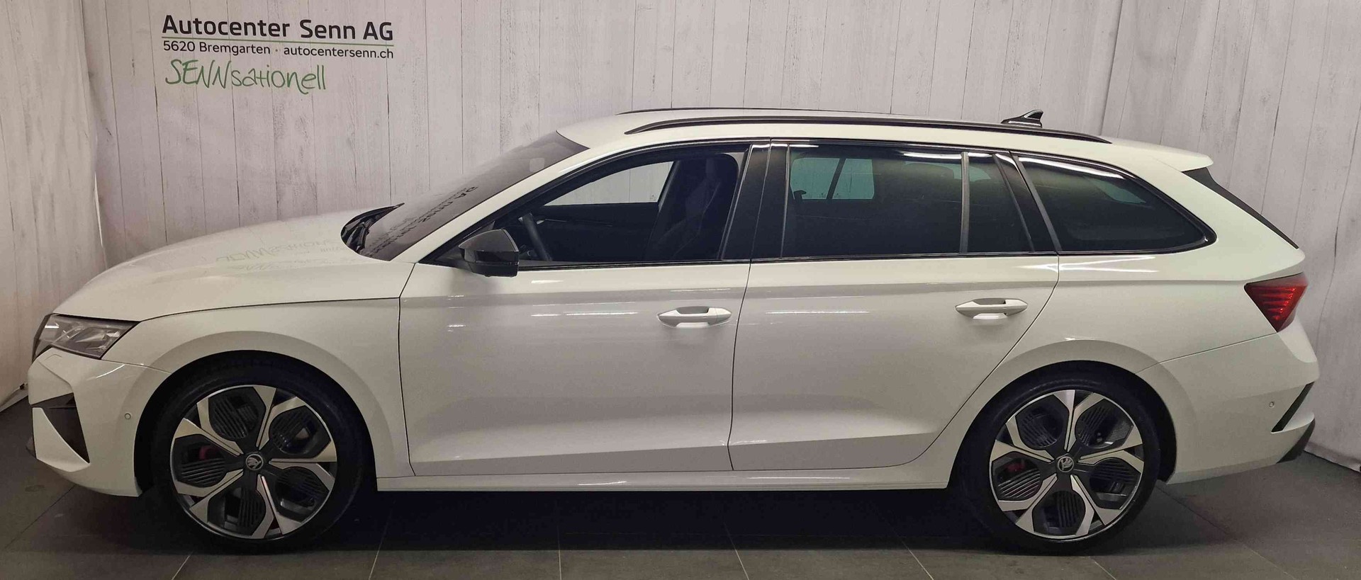 SKODA Octavia Combi 2.0 TSI DSG RS 30 Years Edition-image-2
