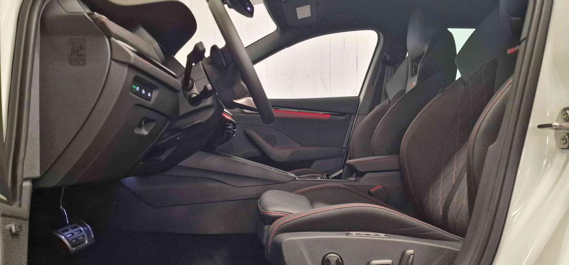SKODA Octavia Combi 2.0 TSI DSG RS 30 Years Edition-image-3