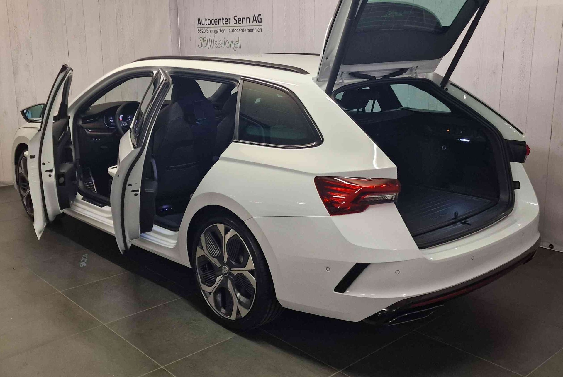 SKODA Octavia Combi 2.0 TSI DSG RS 30 Years Edition-image-16