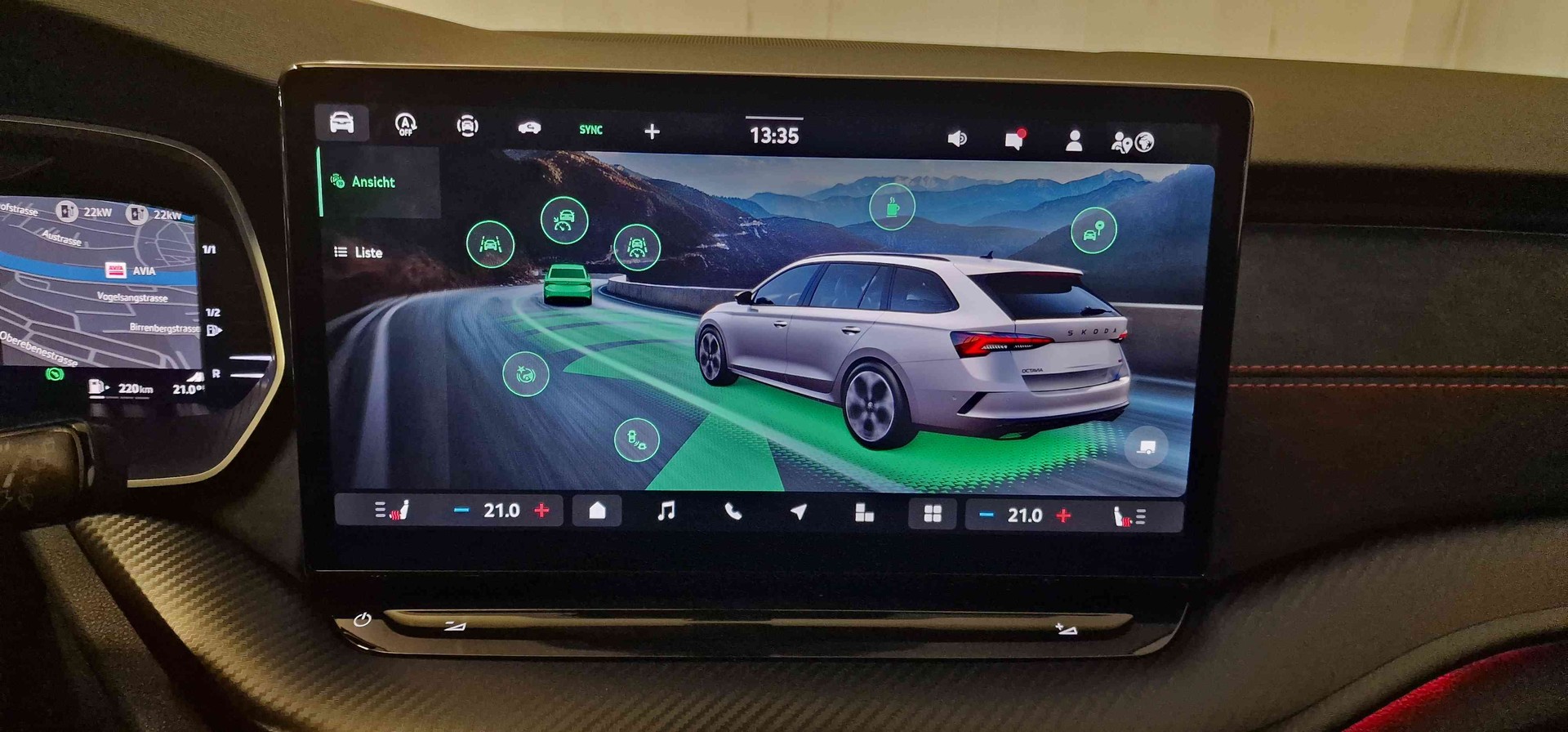 SKODA Octavia Combi 2.0 TSI DSG RS 30 Years Edition-image-8