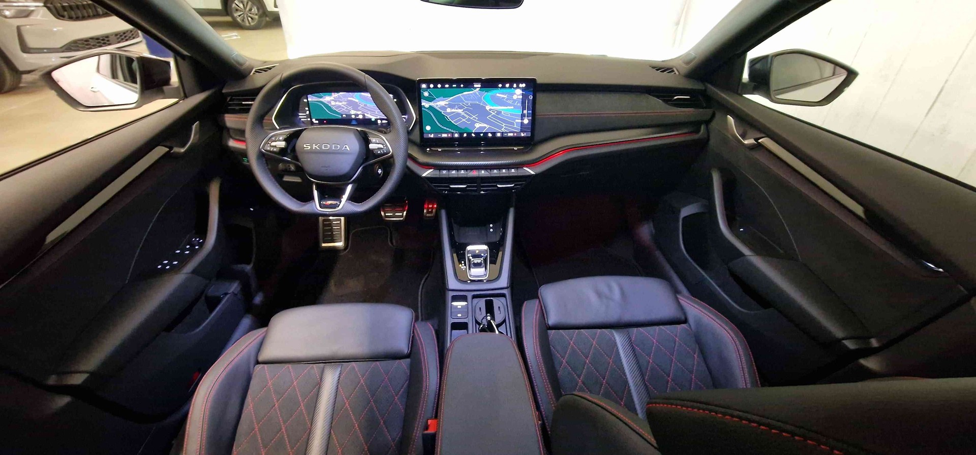 SKODA Octavia Combi 2.0 TSI DSG RS 30 Years Edition-image-13