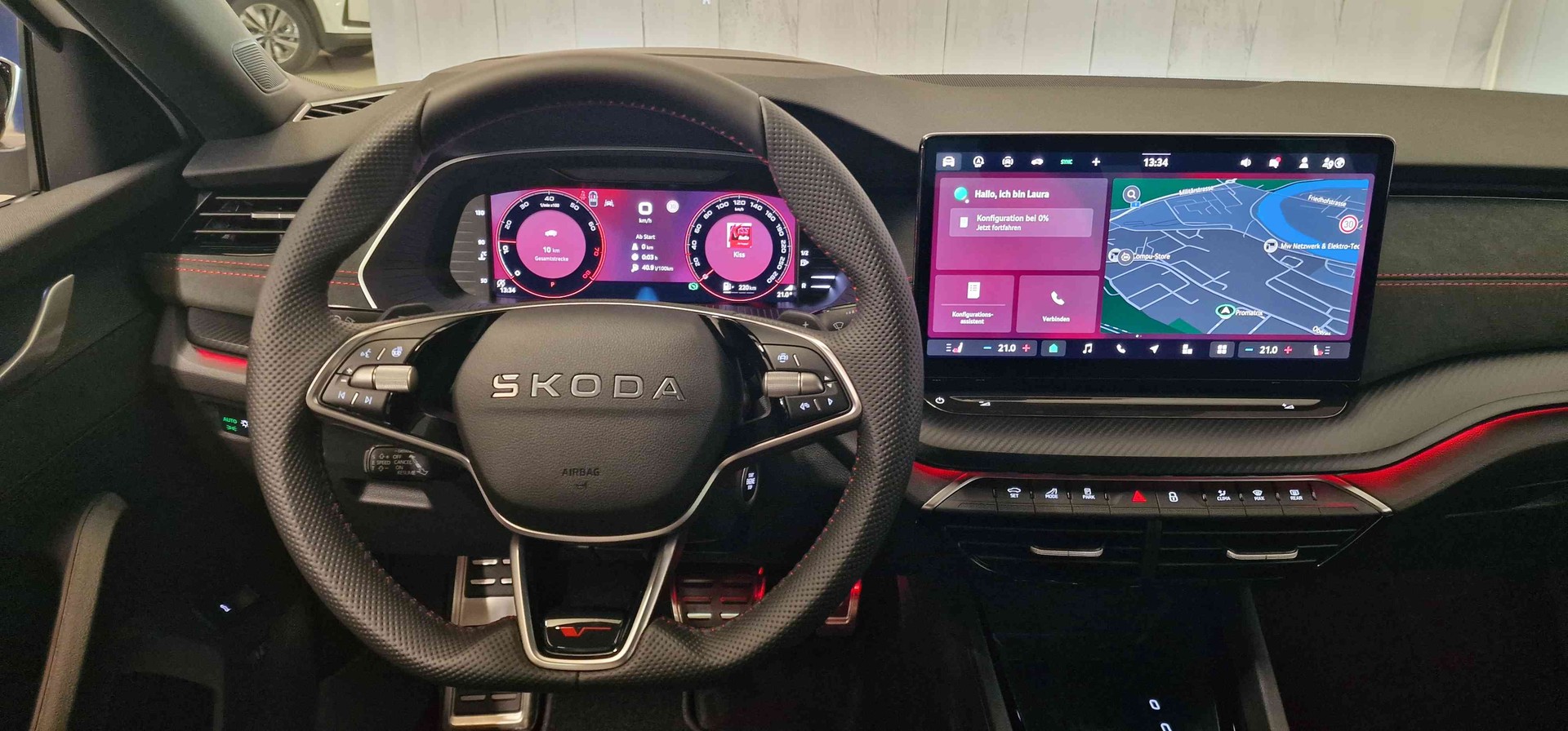 SKODA Octavia Combi 2.0 TSI DSG RS 30 Years Edition-image-4