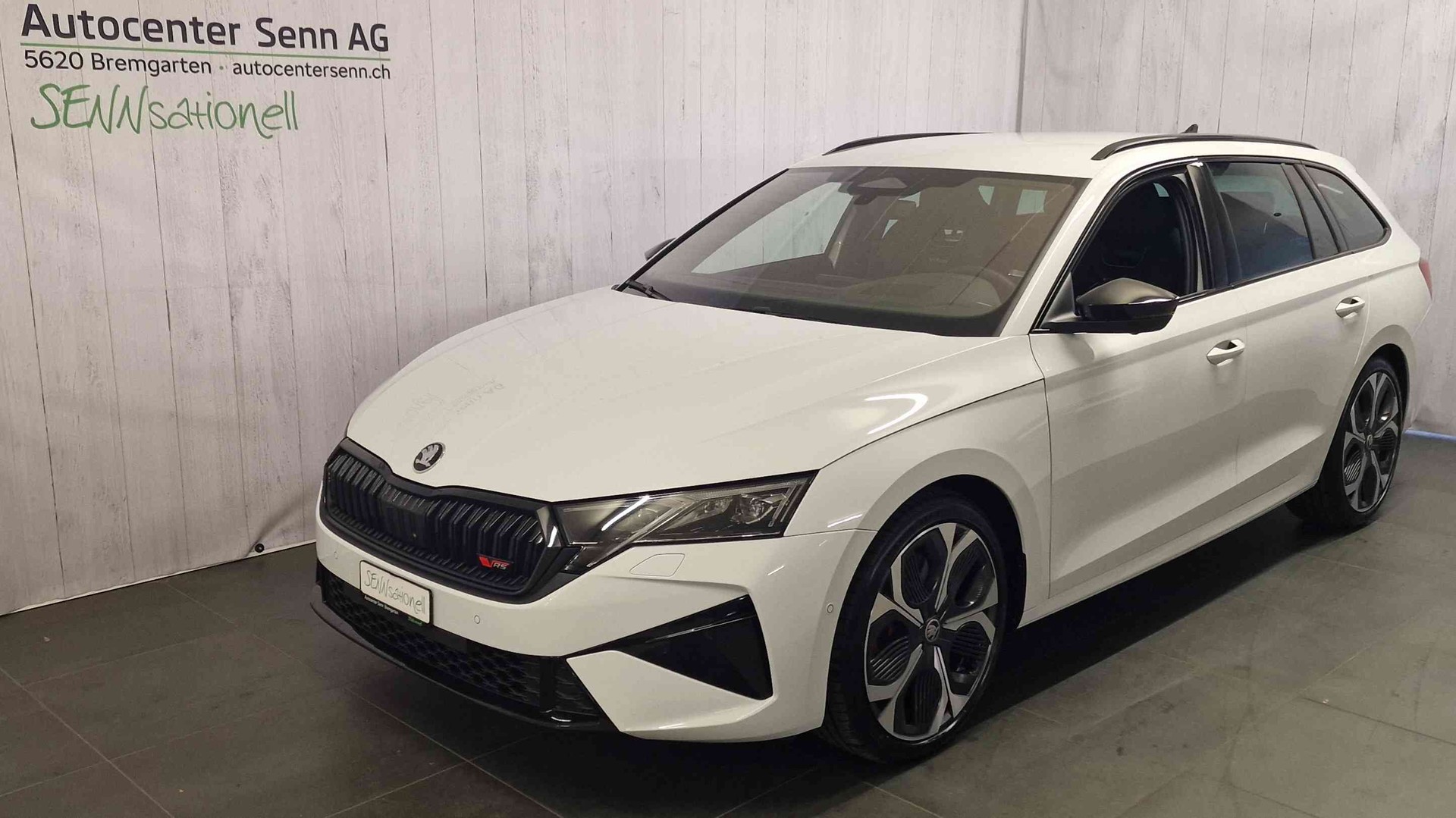 SKODA Octavia Combi 2.0 TSI DSG RS 30 Years Edition-image-0