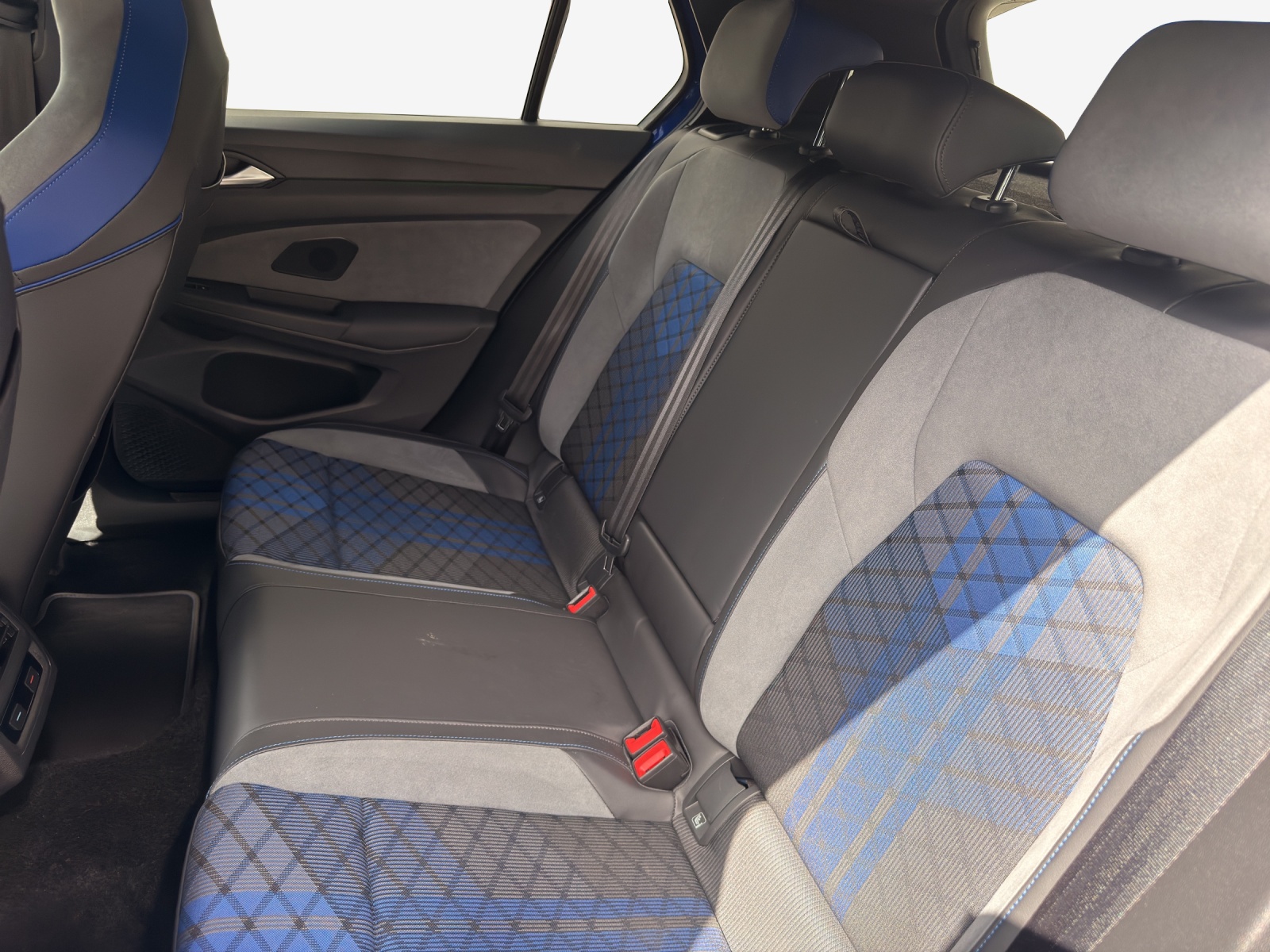 VW Golf 2.0 TSI R DSG 4Motion-image-11