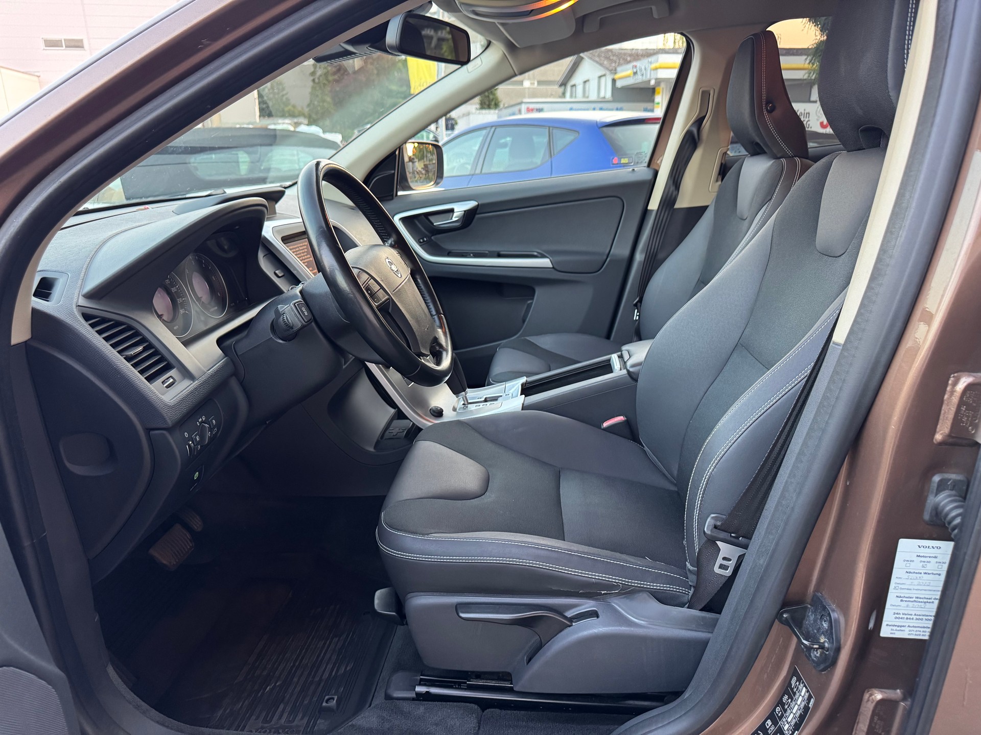 VOLVO XC60 2.4D AWD Summum Geartronic-image-9