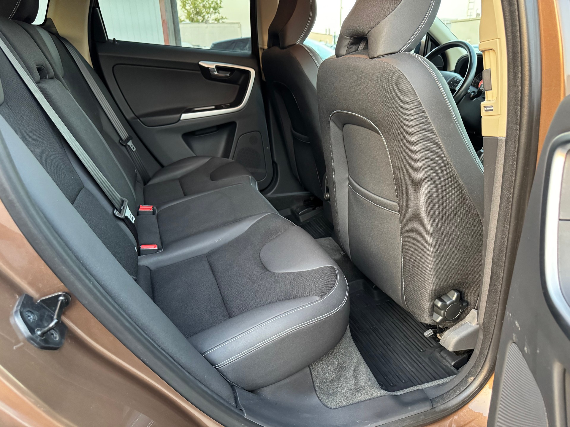 VOLVO XC60 2.4D AWD Summum Geartronic-image-12