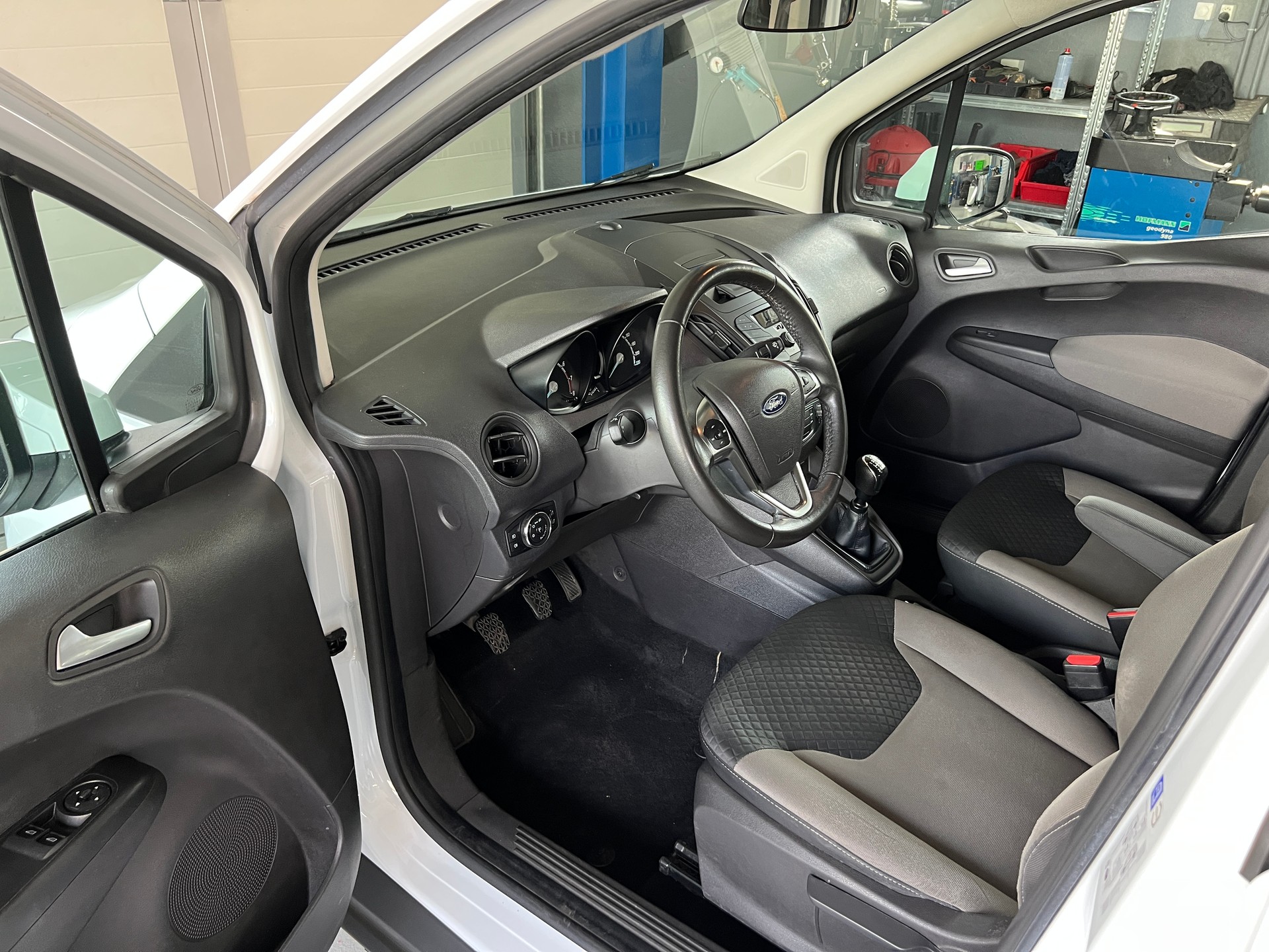 FORD Tourneo Courier 1.0 SCTi Trend-image-4