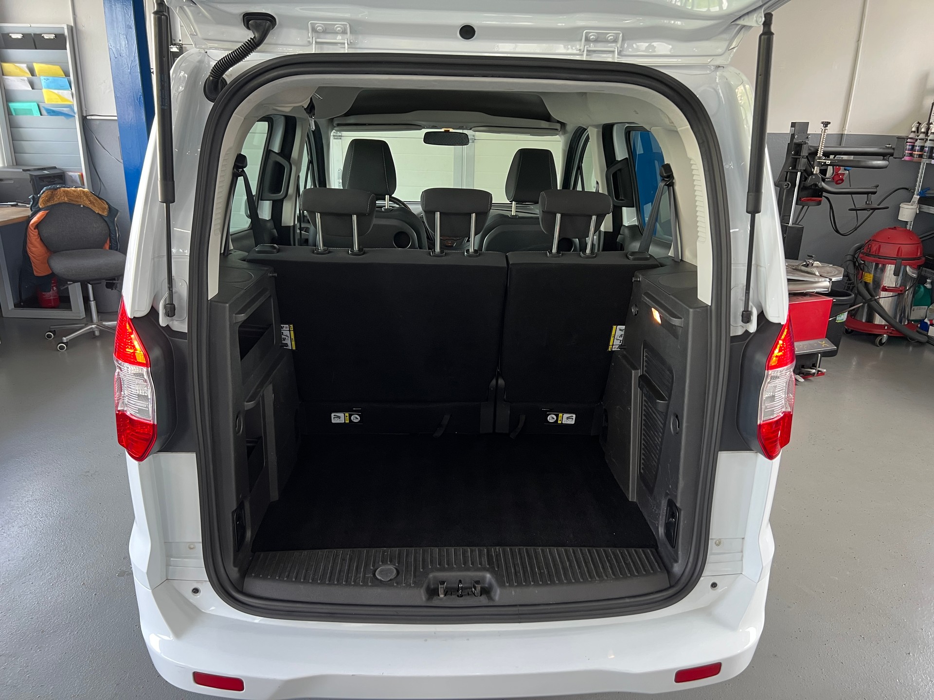 FORD Tourneo Courier 1.0 SCTi Trend-image-9