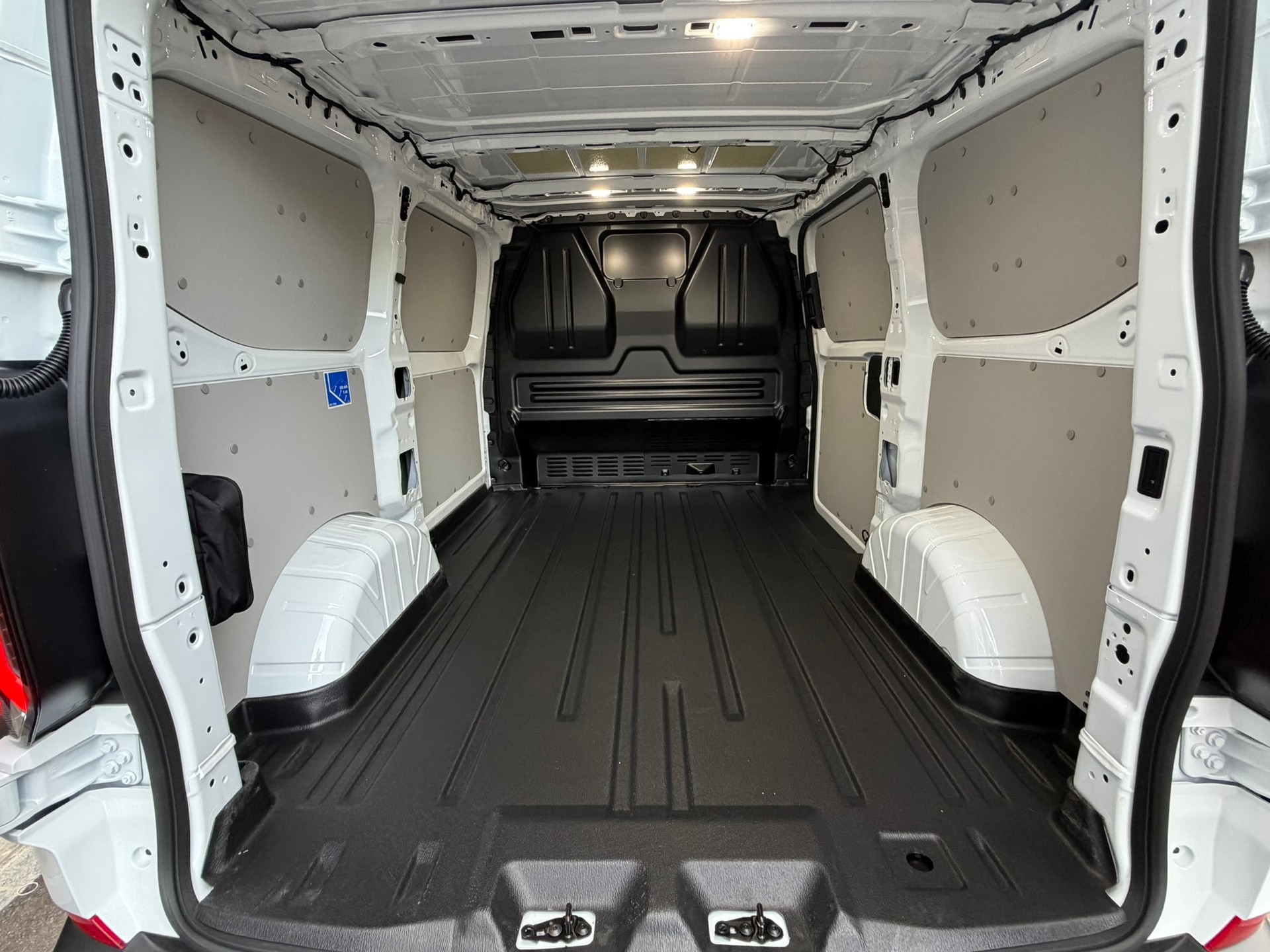 FORD Transit Custom Van 320 L1H1 83kWh Trend-image-10
