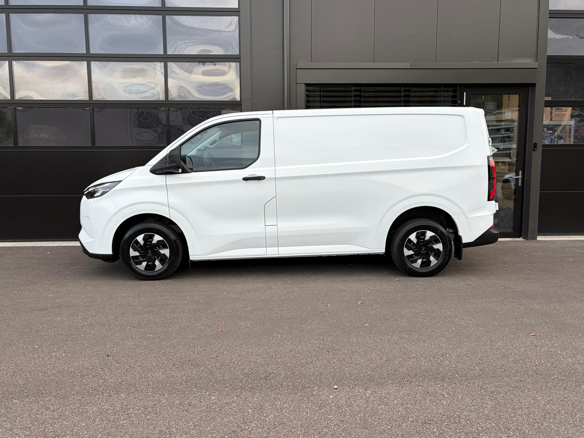 FORD Transit Custom Van 320 L1H1 83kWh Trend-image-0
