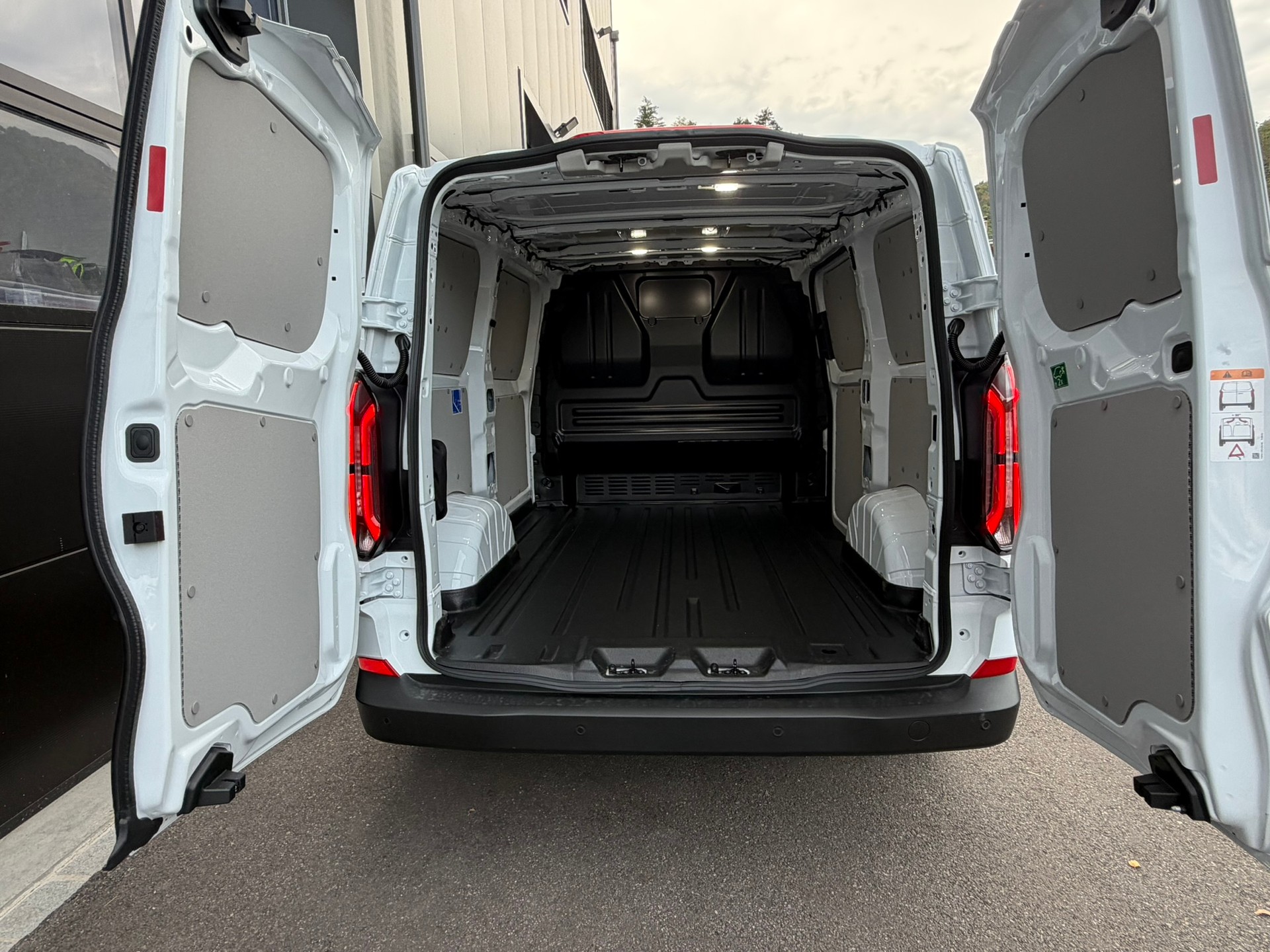 FORD Transit Custom Van 320 L1H1 83kWh Trend-image-9