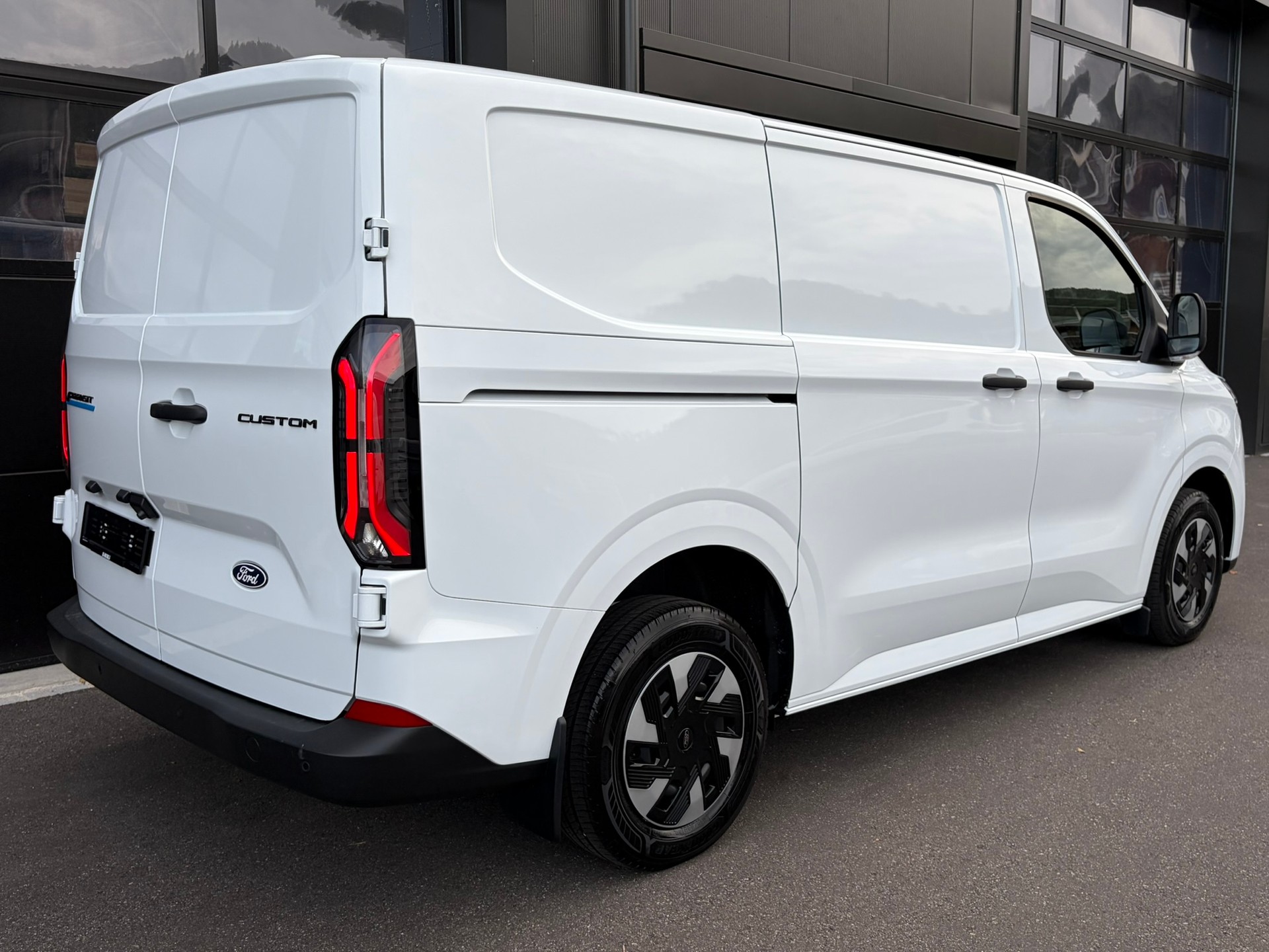 FORD Transit Custom Van 320 L1H1 83kWh Trend-image-6