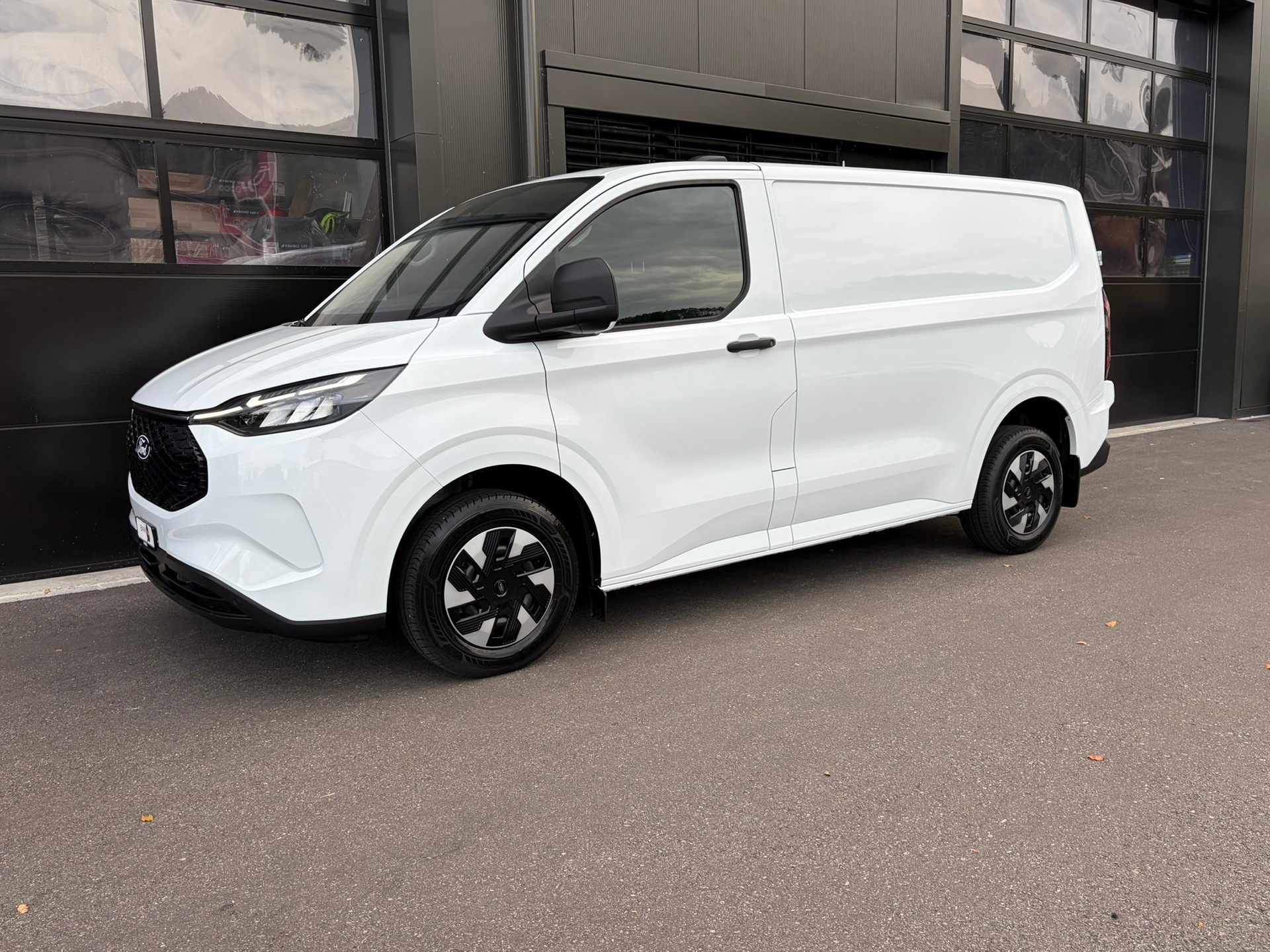 FORD Transit Custom Van 320 L1H1 83kWh Trend-image-1