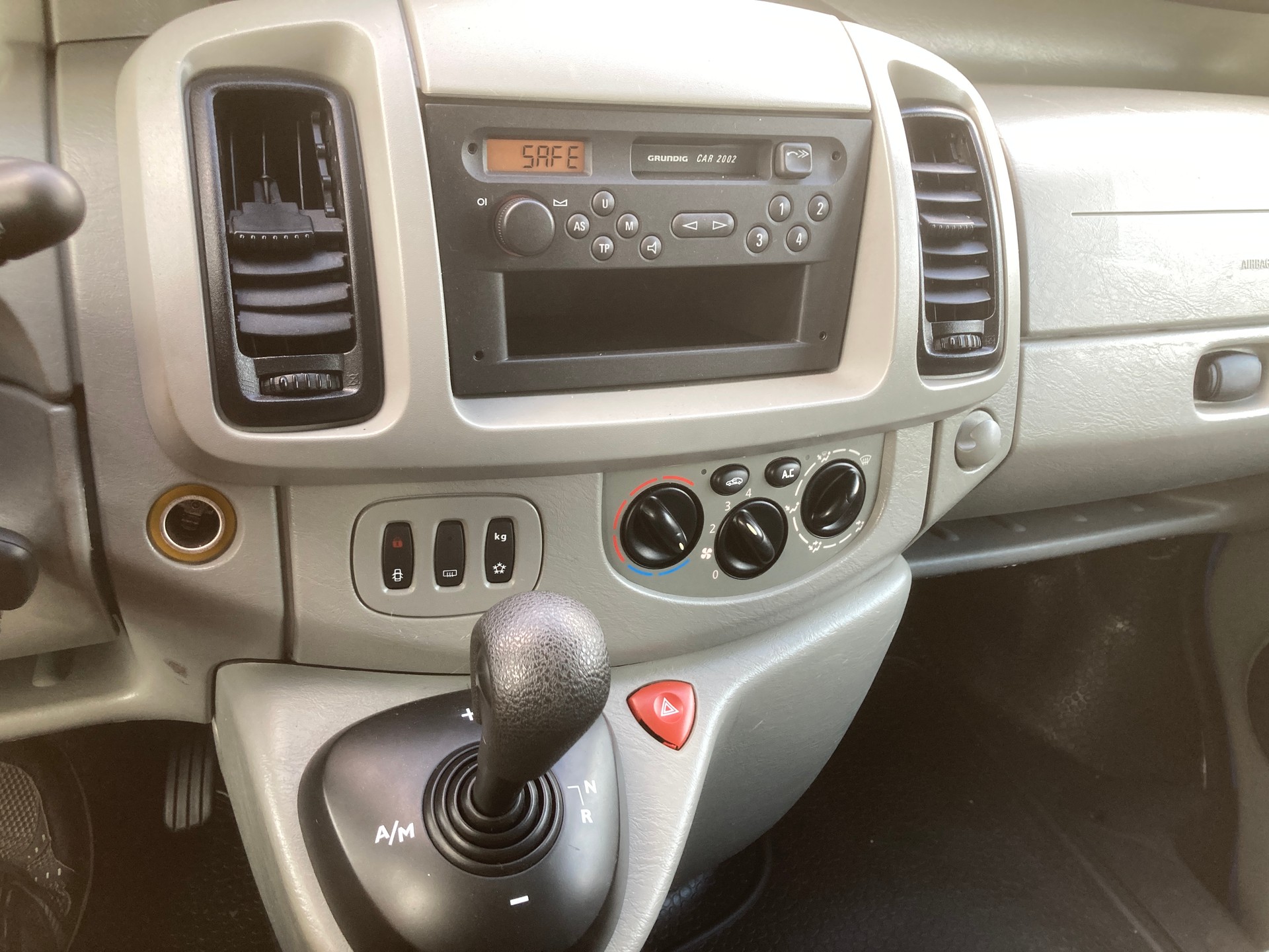 OPEL Vivaro 2.5 CDTI 2.7t L1H1 Automat 9 Sitzer mit Anhängerkupplung-image-9