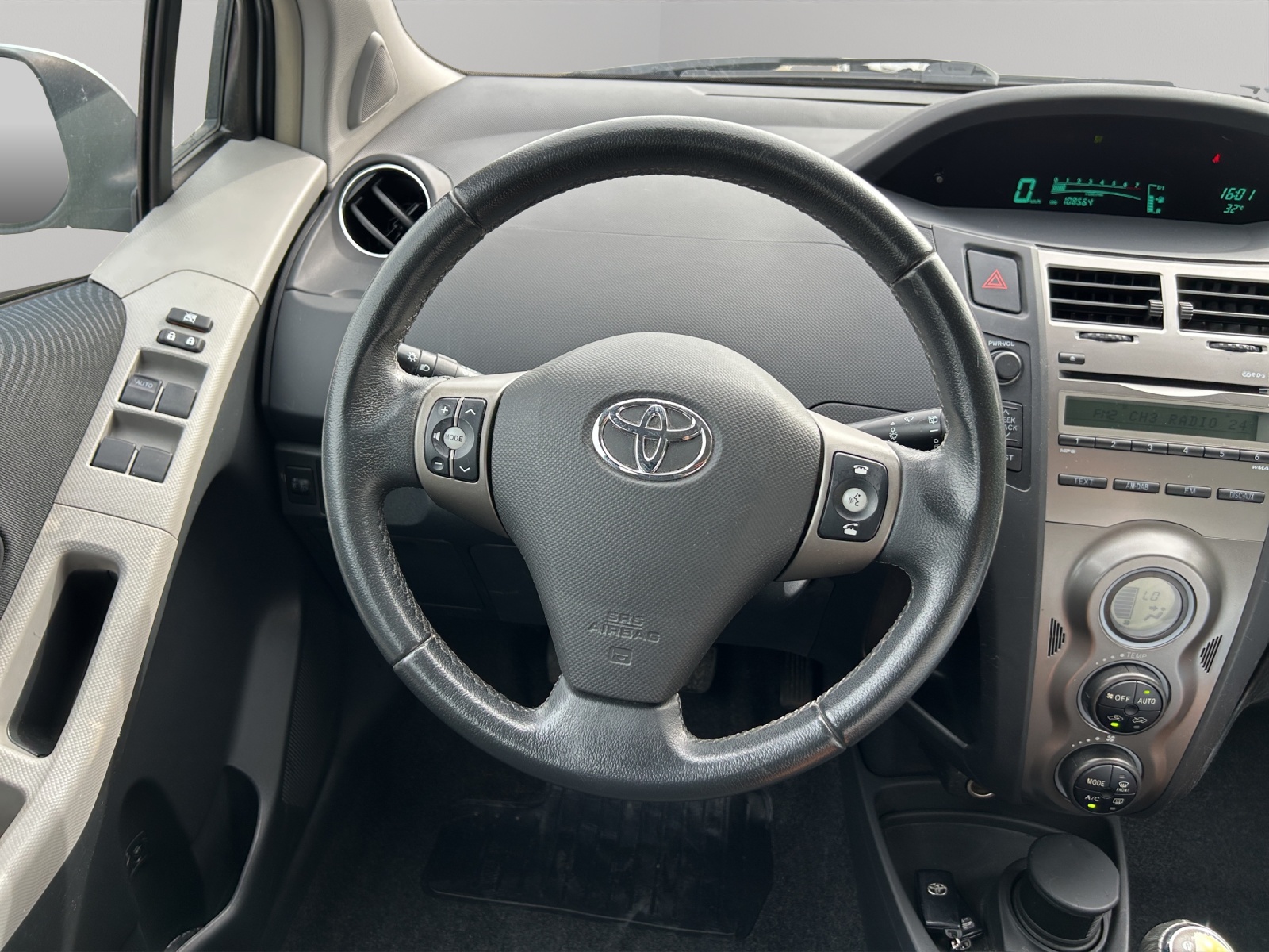 TOYOTA Yaris 1.33 Linea Luna-image-13