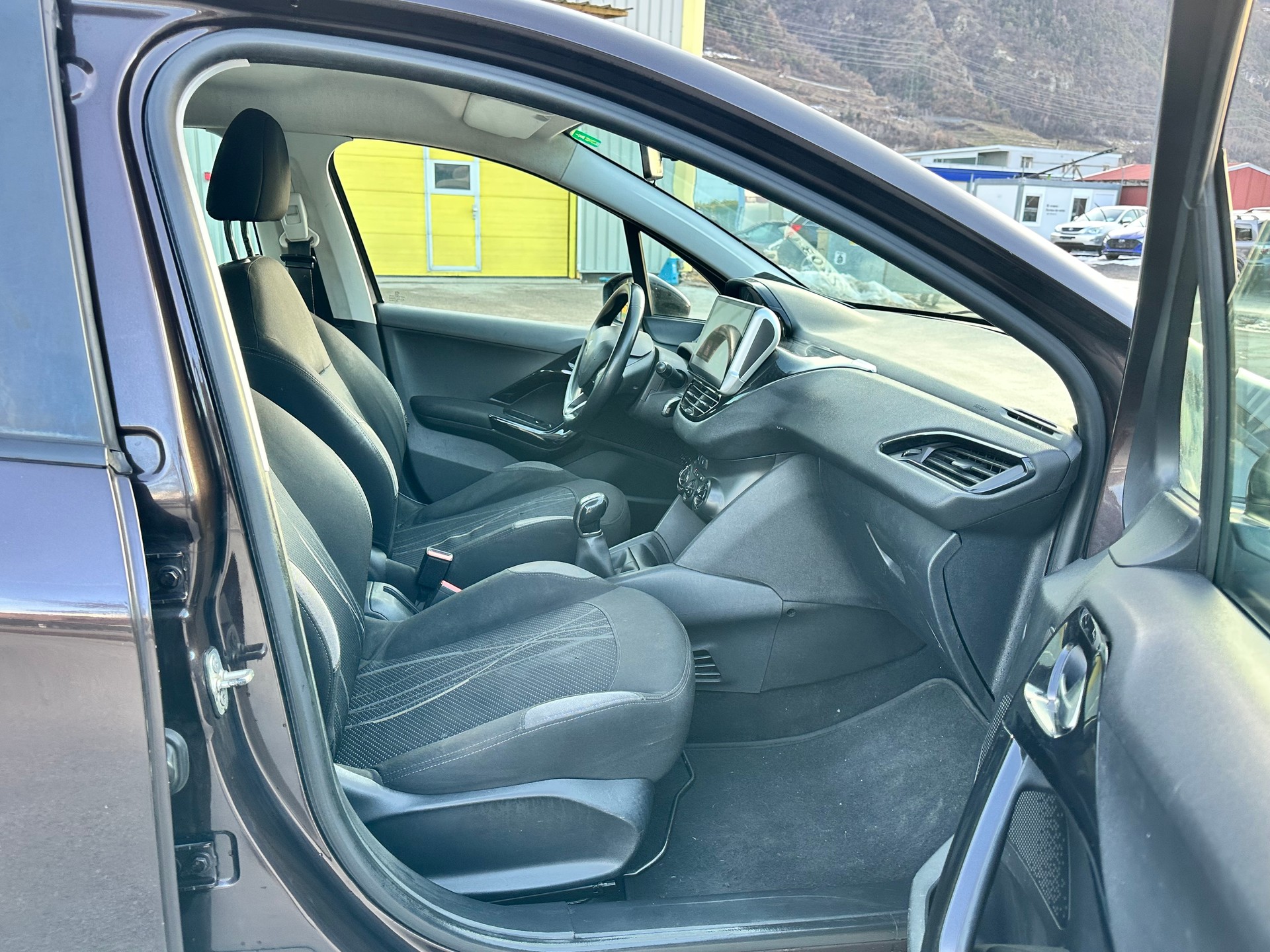 PEUGEOT 208 1.6 e-HDI Active-image-8