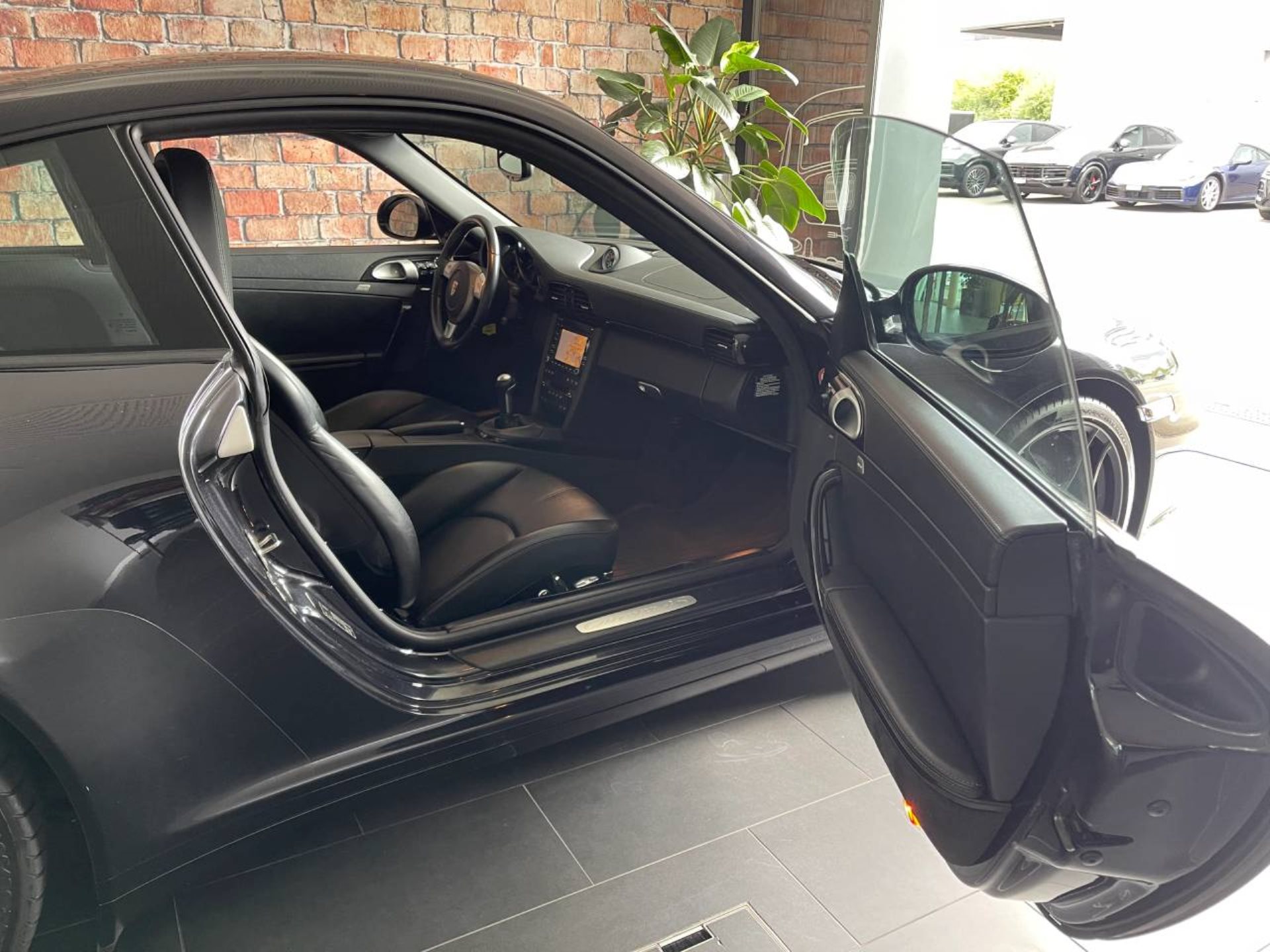 PORSCHE 911 Carrera 4S-image-23