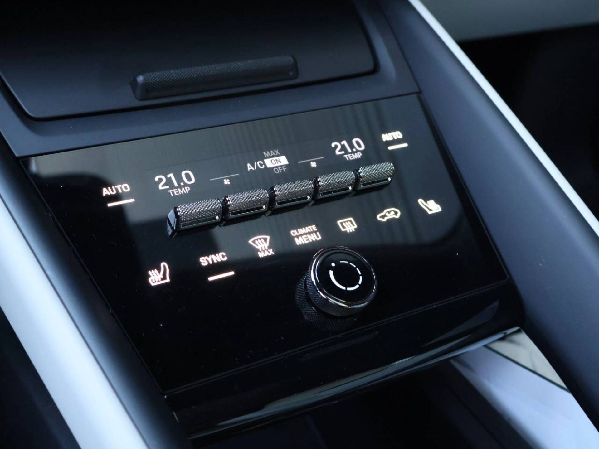 PORSCHE Macan Turbo-image-23