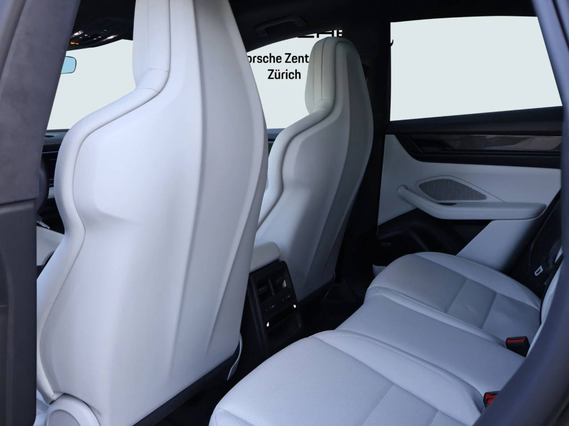 PORSCHE Macan Turbo-image-12