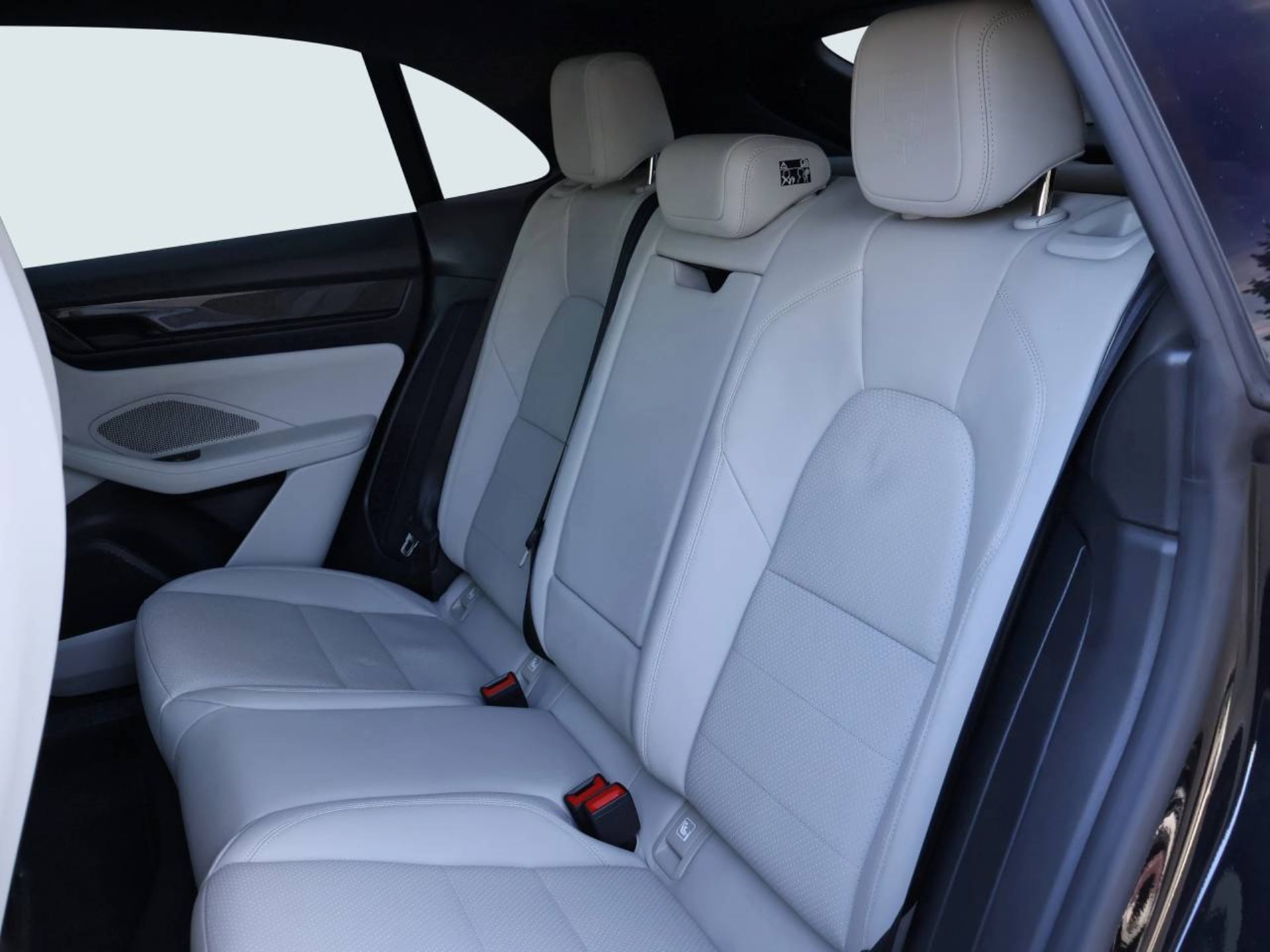 PORSCHE Macan Turbo-image-13