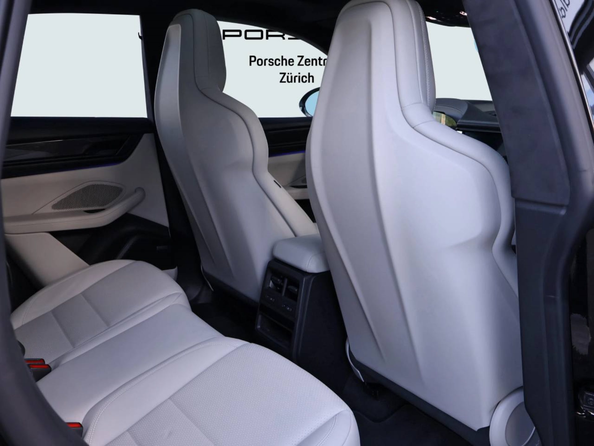 PORSCHE Macan Turbo-image-14