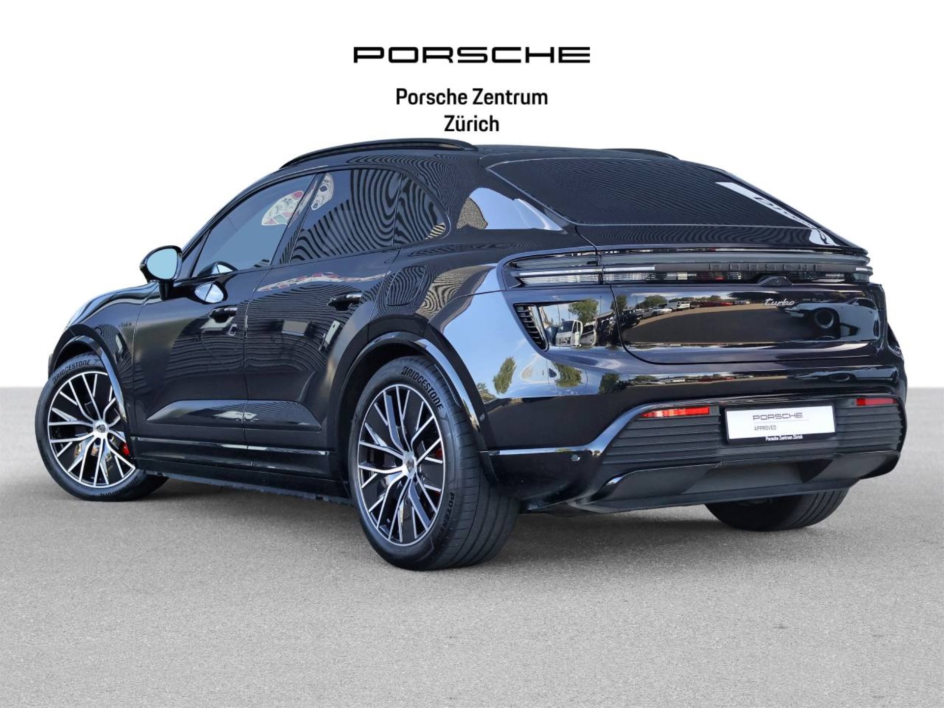 PORSCHE Macan Turbo-showroom-element-2
